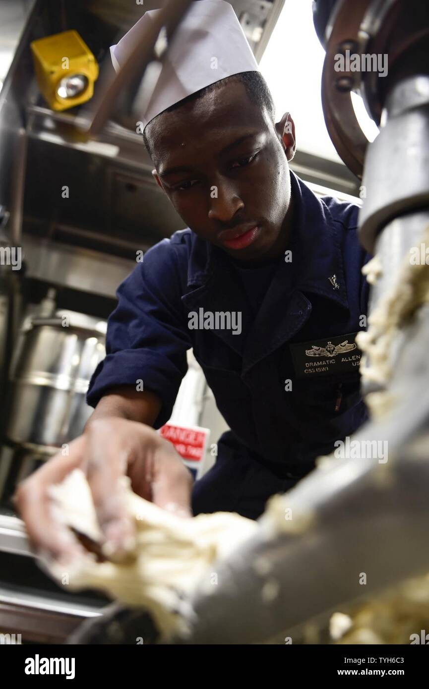 Mare (nov. 9, 2016) Petty Officer di terza classe Allen drammatico da Brooklyn, N.Y., rende il rullo caldo la pasta a bordo della USS Ross (DDG 71 nov. 9, 2016. Ross, un Arleigh Burke-class guidato-missile distruttore, distribuita a Rota, Spagna, sta conducendo operazioni navali negli Stati Uniti Sesta flotta area di operazioni a sostegno degli Stati Uniti per gli interessi di sicurezza nazionali in Europa e in Africa. Foto Stock