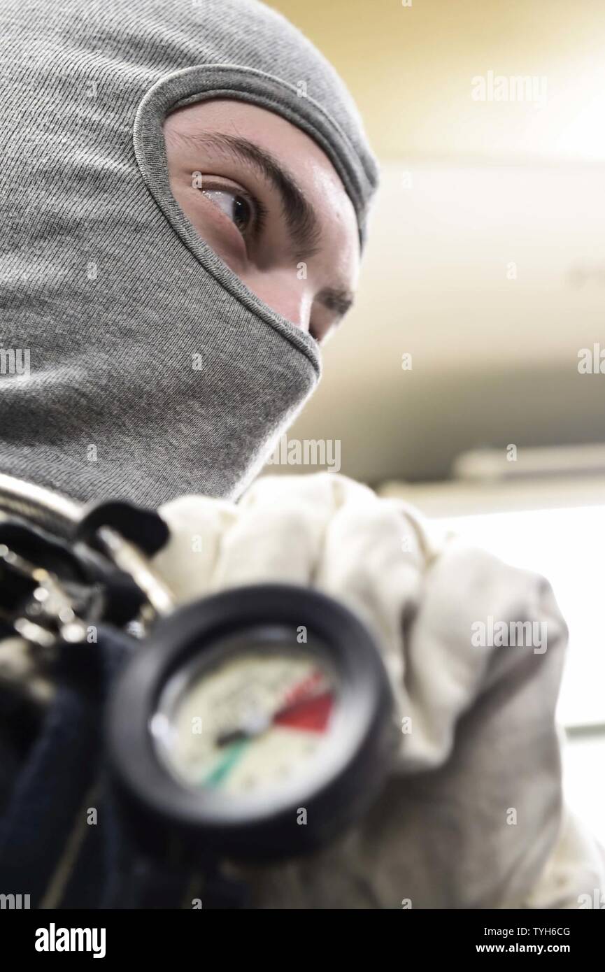 Mare (nov. 9, 2016) alfiere Adam Ross da Newbury, Ohio, indossa un auto respiratore durante una classe bravo drill incendio a bordo della USS Ross (DDG 71 nov. 9, 2016. Ross, un Arleigh Burke-class guidato-missile distruttore, distribuita a Rota, Spagna, sta conducendo operazioni navali negli Stati Uniti Sesta flotta area di operazioni a sostegno degli Stati Uniti per gli interessi di sicurezza nazionali in Europa e in Africa. Foto Stock