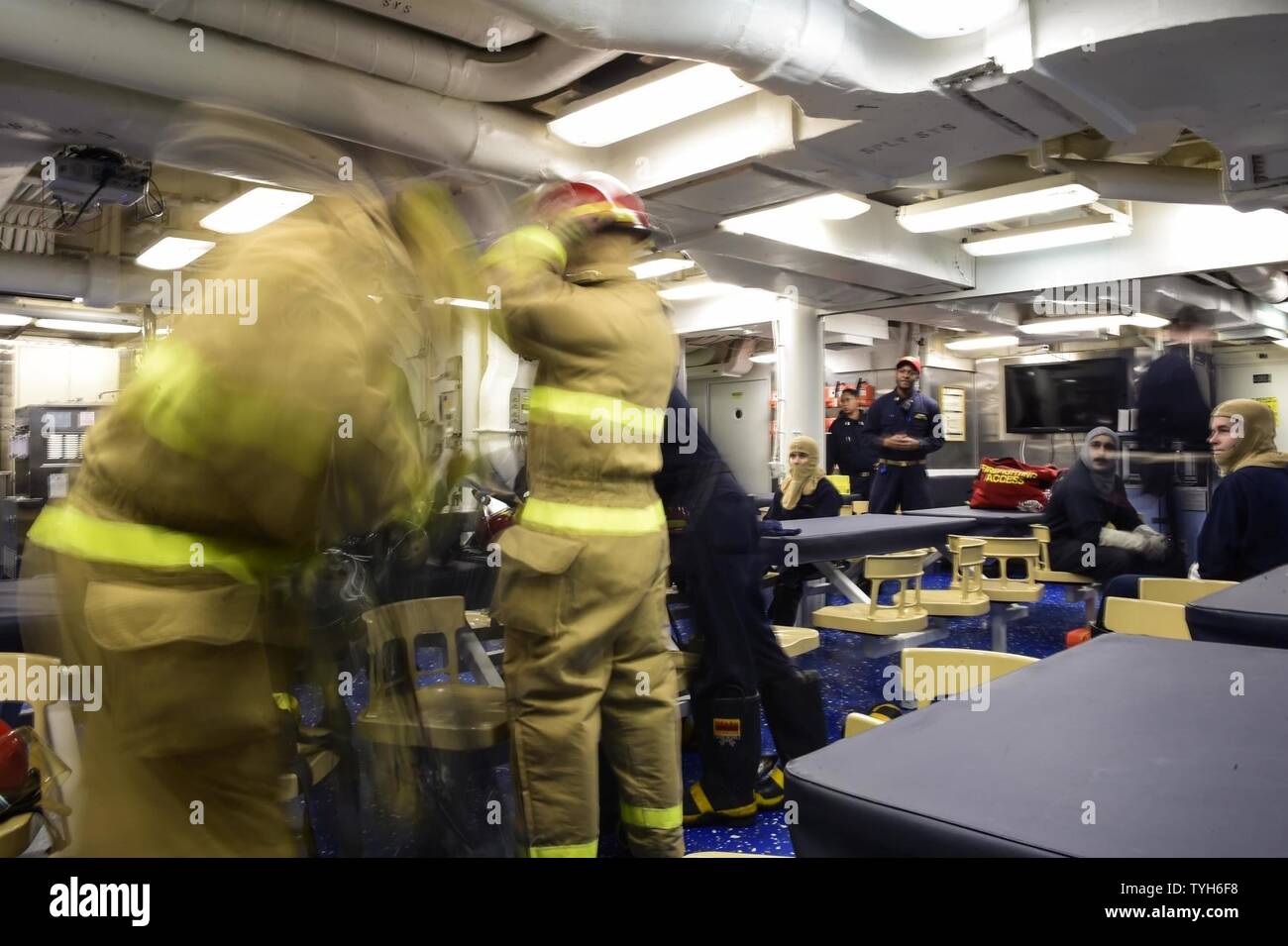 Mare (nov. 9, 2016) marinai don fire fighting ensemble durante una classe bravo drill incendio a bordo della USS Ross (DDG 71 nov. 9, 2016. Ross, un Arleigh Burke-class guidato-missile distruttore, distribuita a Rota, Spagna, sta conducendo operazioni navali negli Stati Uniti Sesta flotta area di operazioni a sostegno degli Stati Uniti per gli interessi di sicurezza nazionali in Europa e in Africa. Foto Stock