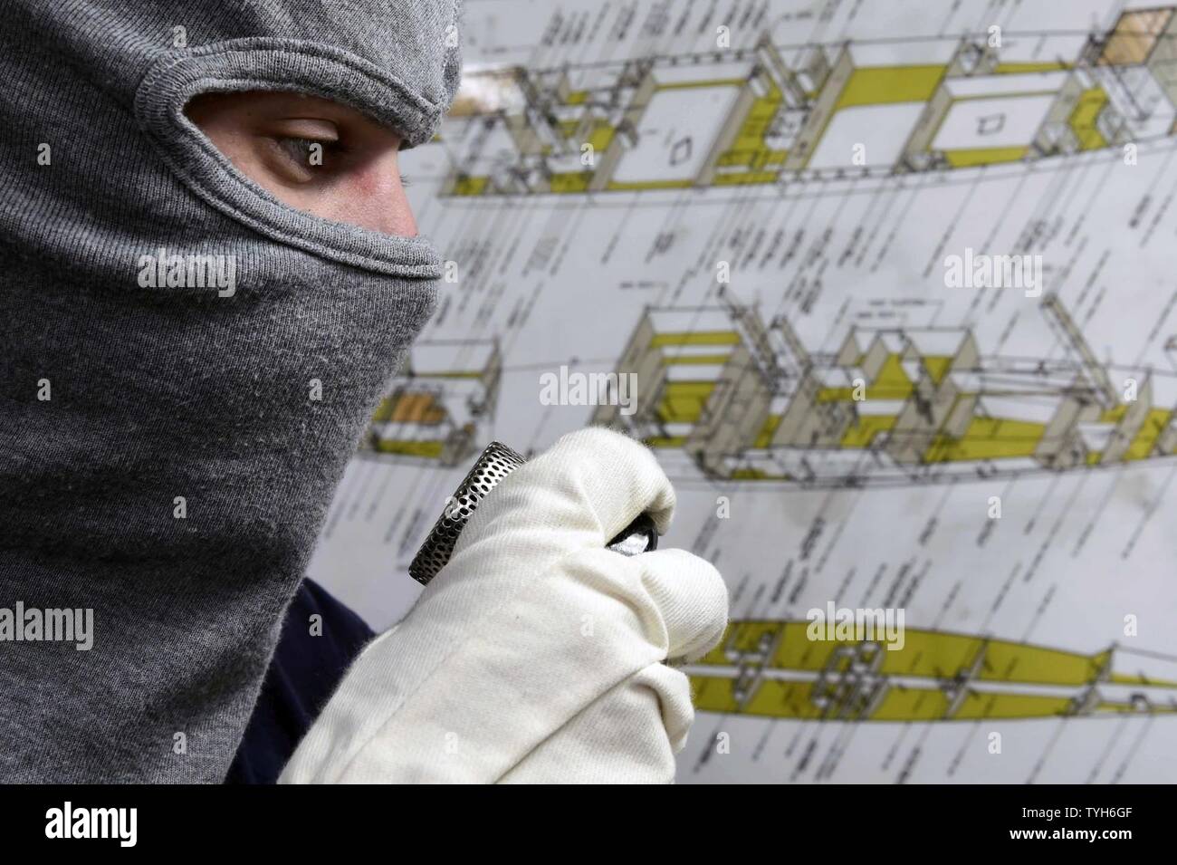 Mare (nov. 9, 2016) Il tenente j.g. Ian Johnston da Aurora, Colo., fa una relazione nel corso di una classe bravo drill incendio a bordo della USS Ross (DDG 71). Ross, un Arleigh Burke-class guidato-missile distruttore, distribuita a Rota, Spagna, sta conducendo operazioni navali negli Stati Uniti Sesta flotta area di operazioni a sostegno degli Stati Uniti per gli interessi di sicurezza nazionali in Europa e in Africa. Foto Stock