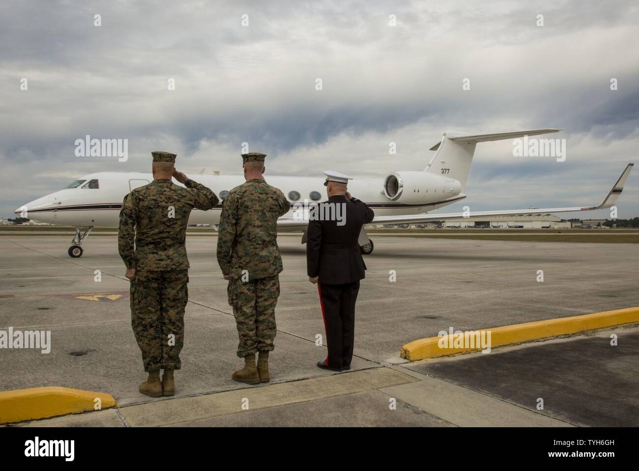 Stati Uniti Marine Corps Brig. Gen. Thomas S. Weidley, destra, comandante generale, Marine Corps Impianti Oriente, Marine Corps base Camp Lejeune, Col. Russell C. Burton, centro, comandante Marine Corps Air Station (ICM) New River, e Sgt. Il Mag. Charles A. Metzger, sergente maggiore, MCAS New River salute durante l'arrivo del segretario della Marina (SECNAV) Ray Mabus, MCAS New River, nov. 9, 2016. Il SECNAV arrivati al MCAS New River che ha proceduto a Camp Lejeune di frequentare il giunto il giorno della cerimonia. Foto Stock