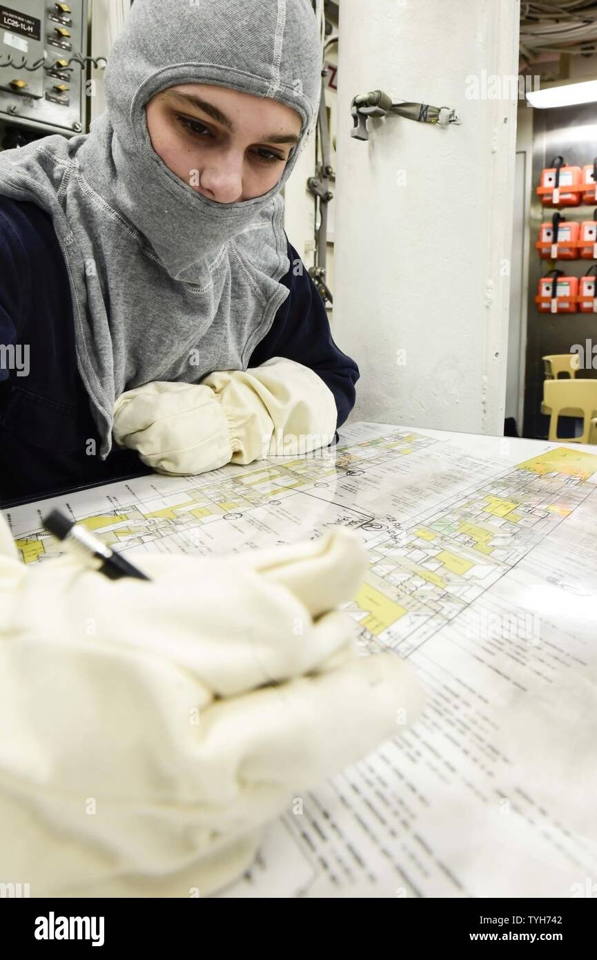 Mare (nov. 9, 2016) Ensign Breeanna Pashman da Witchita, Kans., grafici di feriti durante una classe bravo drill incendio a bordo della USS Ross (DDG 71 nov. 9, 2016. Ross, un Arleigh Burke-class guidato-missile distruttore, distribuita a Rota, Spagna, sta conducendo operazioni navali negli Stati Uniti Sesta flotta area di operazioni a sostegno degli Stati Uniti per gli interessi di sicurezza nazionali in Europa e in Africa. Foto Stock