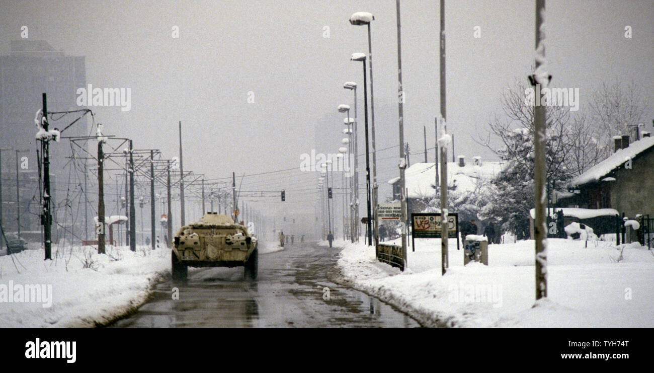 Il 26 marzo 1993 durante l'assedio di Sarajevo: una delle Nazioni Unite BTR ucraino-80 unità APC est lungo Bulevar Meše Selimovića. Foto Stock