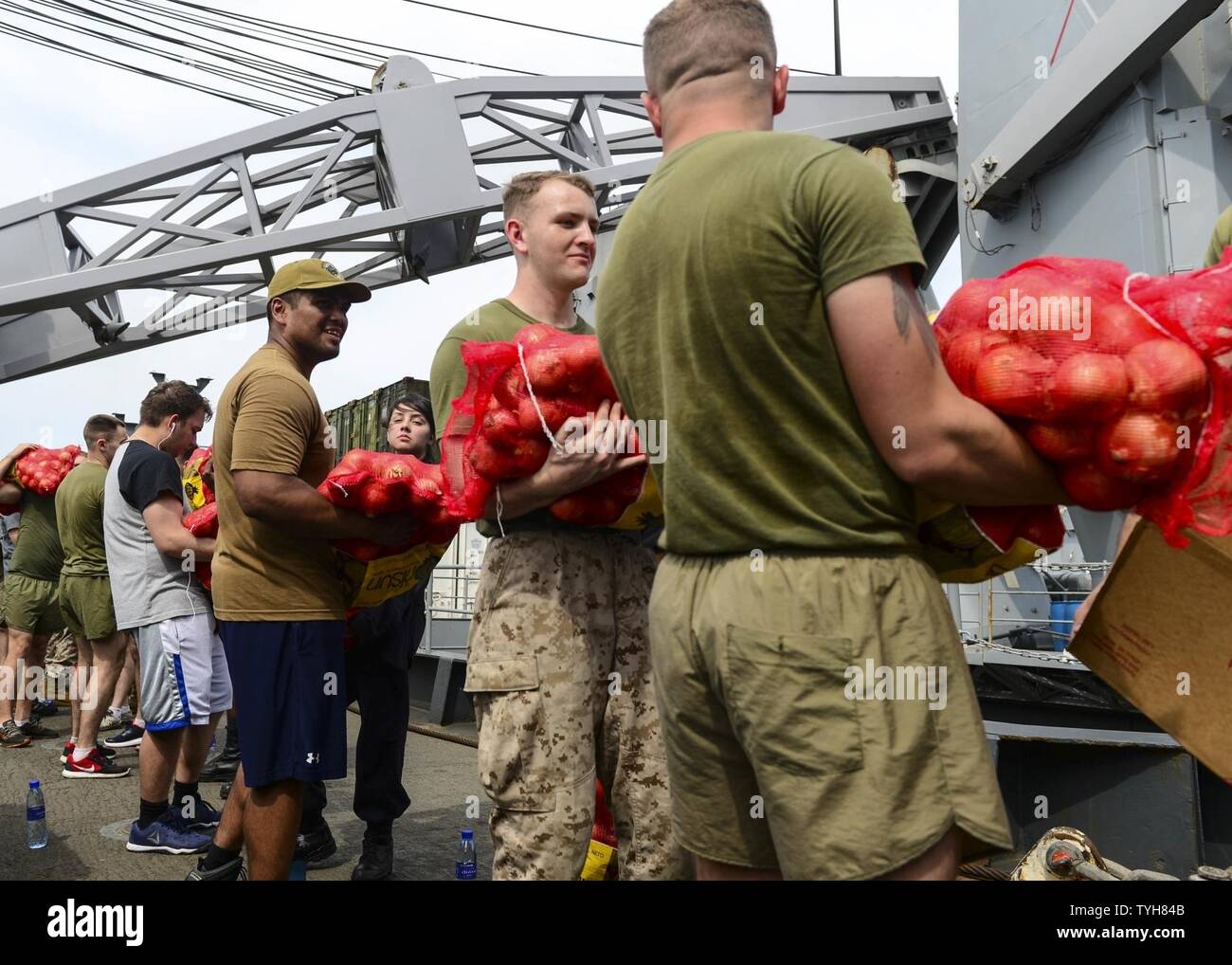 Golfo di Aden (nov. 9 ,2016) Marinai e Marines formano un gruppo di lavoro per riporre le forniture a bordo del dock anfibio sbarco nave USS Whidbey Island (LSD 41). Whidbey Island viene distribuito con la Vespa Anfibia gruppo pronto per supportare le operazioni di sicurezza marittima e di teatro la cooperazione in materia di sicurezza gli sforzi negli Stati Uniti Quinta Flotta area di operazioni. Foto Stock