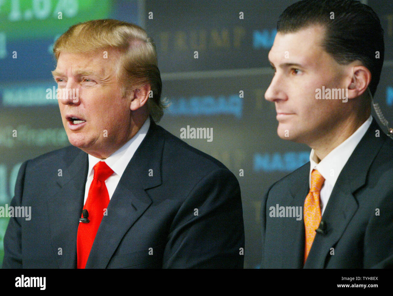 Donald Trump, sinistra, presidente della Trump Entertainment Resorts,risponde alle domande durante un'intervista come egli è entrato a far parte da Scott Butera, vice presidente esecutivo, dopo aver squillato l'apertura campana al NASDAQ il 20 settembre 2005 a New York City. Trump Entertainment Resorts, che opera numerosi casinò e hotel, è notando il suo primo giorno di negoziazione su scambio elettronico.(UPI foto/Monika Graff) Foto Stock