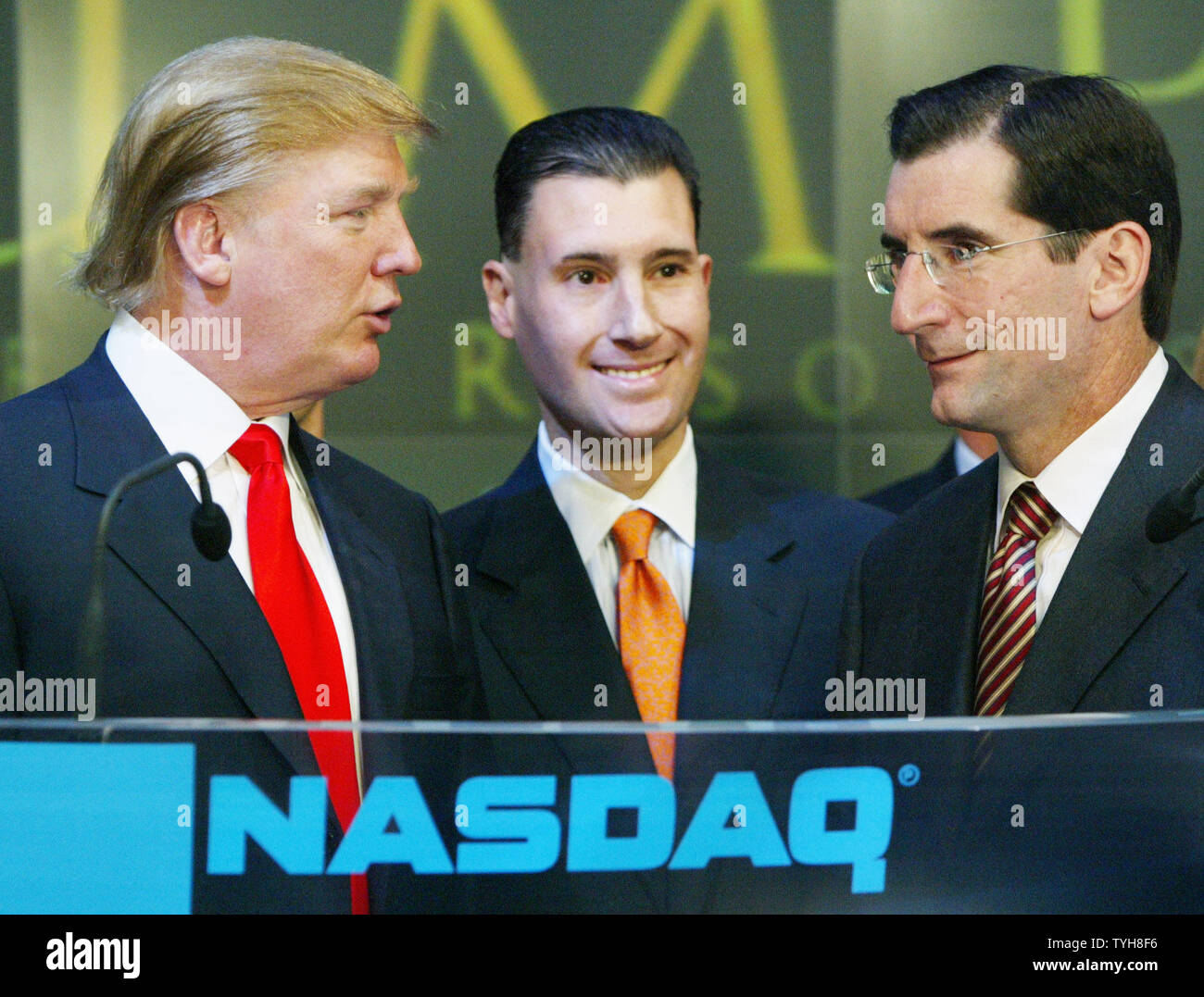 Donald Trump, sinistra, Presidente della Trump Entertainment Resorts, colloqui con Scott Butera, centro,Vice Presidente Esecutivo e Bob Greifeld, destra, presidente del Nasdaq prima lo squillo della campana di apertura il 20 settembre 2005 a New York City. Trump Entertainment Resorts, che opera numerosi casinò e hotel, è notando il suo primo giorno di negoziazione su scambio elettronico. (UPI foto/Monika Graff) Foto Stock