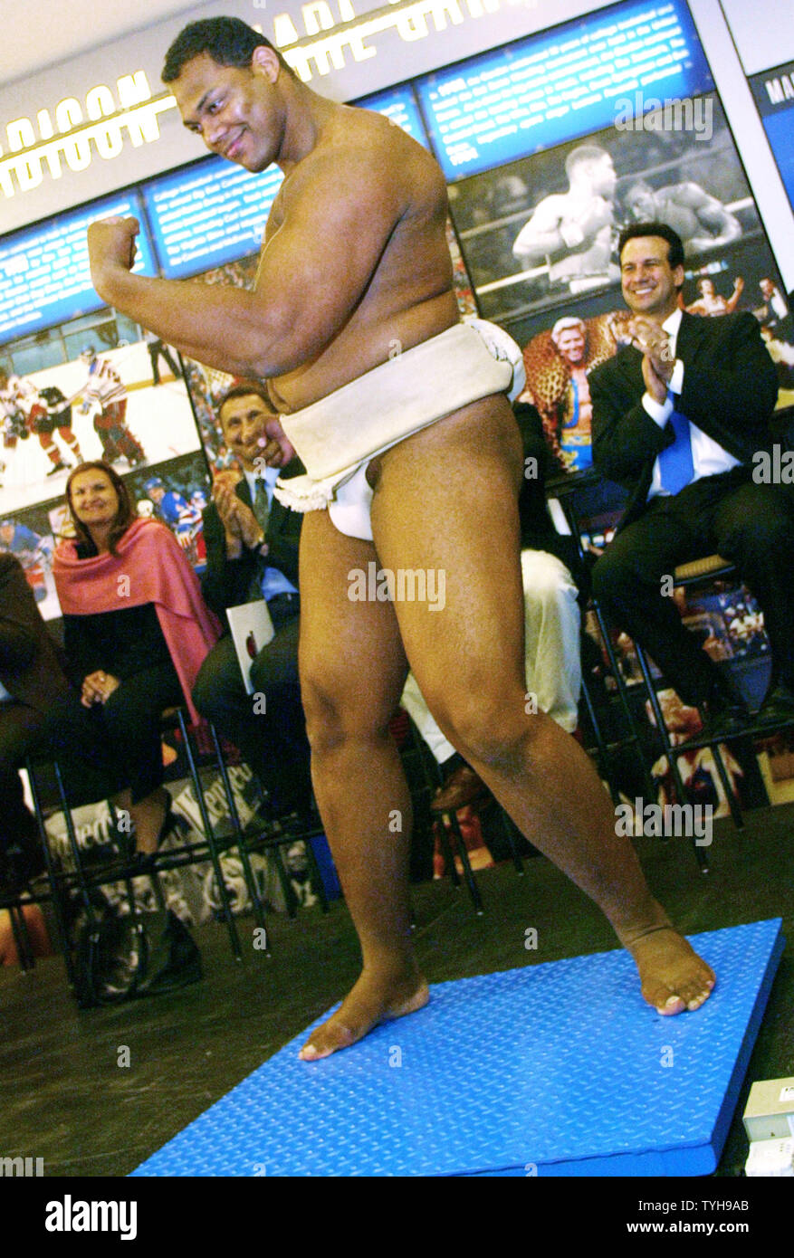 Sydney Carter del Paesi Bassi i prosciutti come egli si erge sulla scala a 328 libbre, durante il sumo wrestling pesare-nella cerimonia al Madison Square Garden il 20 ottobre 2005 a New York City. Due dozzine di atleti che provengono da diversi paesi, si stanno preparando per questo Sabato il mondo S.U.M.O. La sfida che si terrà presso il Madison Square Garden. (UPI foto/Monika Graff) Foto Stock