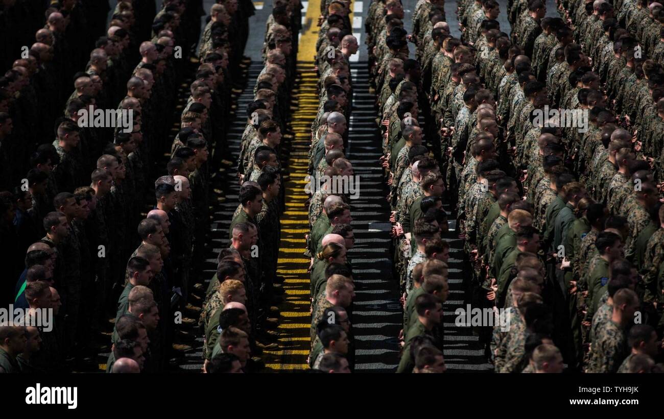 USS MAKIN ISLAND (LHD 8), al mare (10 novembre 2016) - Marines e marinai con xi Marine Expeditionary Unit e Makin Island pronta anfibio stand di Gruppo in formazione per la 241st compleanno dell'U.S. Marine Corps sulla USS Makin Island (LHD 8), mentre a galla nell'Oceano Pacifico, nov. 10, 2016. Come parte dell'undicesima meu del Pacifico occidentale 16-2 distribuzione per il Pacifico centrale e comandi in aree di operazioni, Marines con xi MEU ha festeggiato il compleanno con una mattina allenamento fisico sessione sul ponte di volo, effettuando 241 esercizi che hanno commemorato i 241 anni della marina Foto Stock