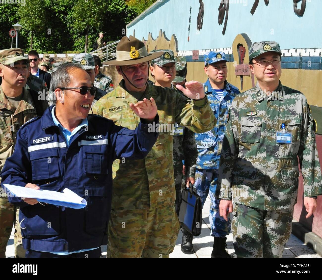 Il Mag. Gen. Gregorio Bilton, il vice comandante generale per gli Stati Uniti Pacifico esercito, riceve un briefing presso la base sperimentale di ufficio sismologico della provincia dello Yunnan durante gli Stati Uniti-Cina la gestione del disastro Exchange novembre 13 a Kunming, in Cina. L annuale esercito degli Stati Uniti del Pacifico (USARPAC) la cooperazione in materia di sicurezza evento con l'Esercito di Liberazione del Popolo (PLA) è un opportunità per condividere l'assistenza umanitaria/Disaster Relief lezioni apprese dal mondo reale eventi e migliorare gli Stati Uniti e il disastro cinese di funzionalità di gestione. Foto Stock