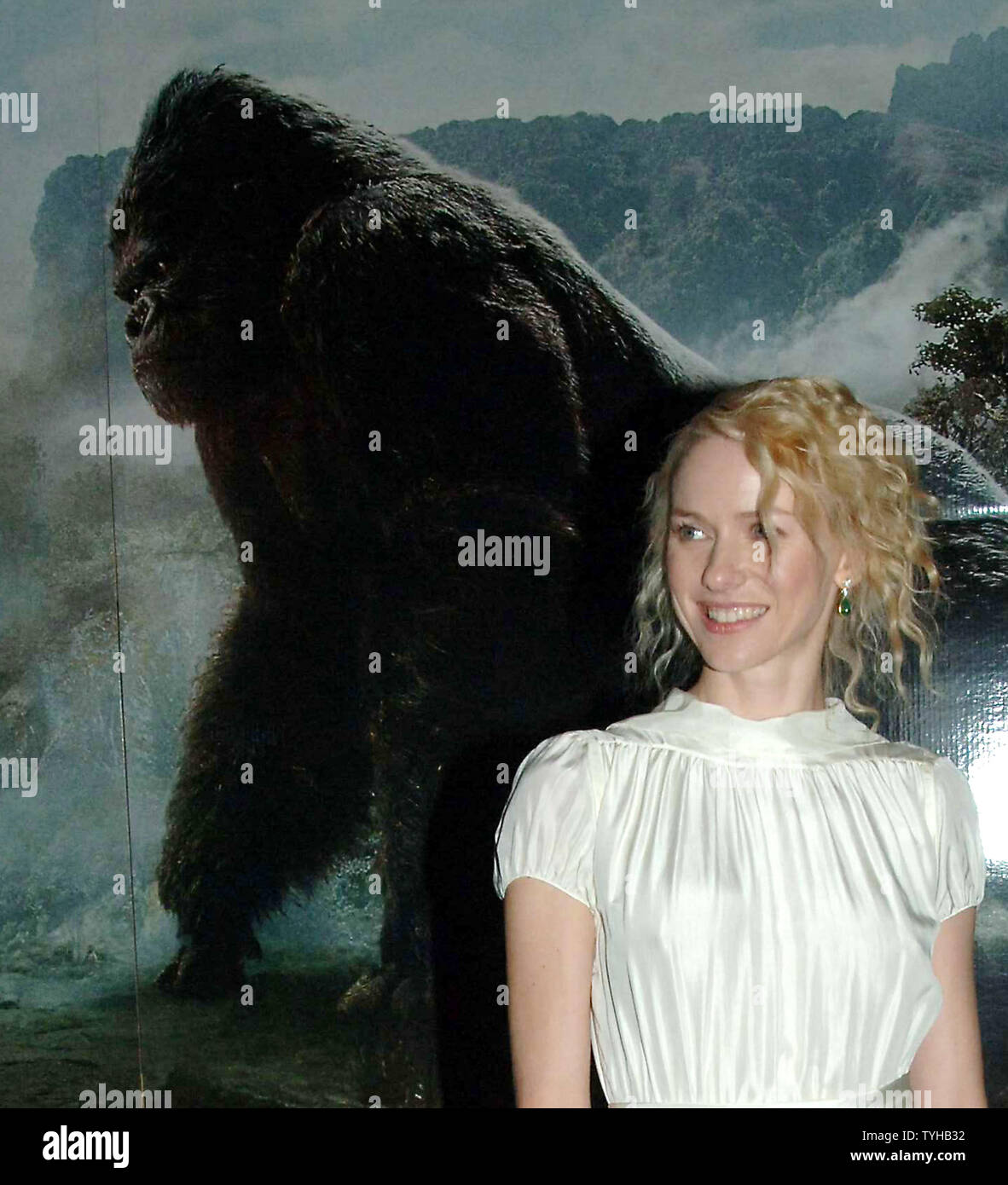 L'attrice Naomi Watts pone al 5 dicembre 2005 Premiere mondiale a New York per il suo nuovo film di King Kong. (UPI foto/Ezio Petersen) Foto Stock