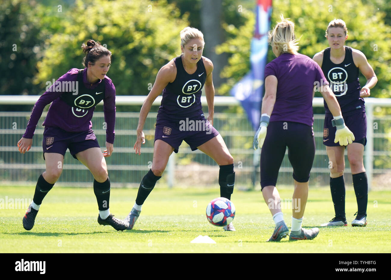 L'Inghilterra del Steph Houghton (centro) durante la sessione di formazione a Stade Parc des Loisirs, Le Havre, Francia. Foto Stock