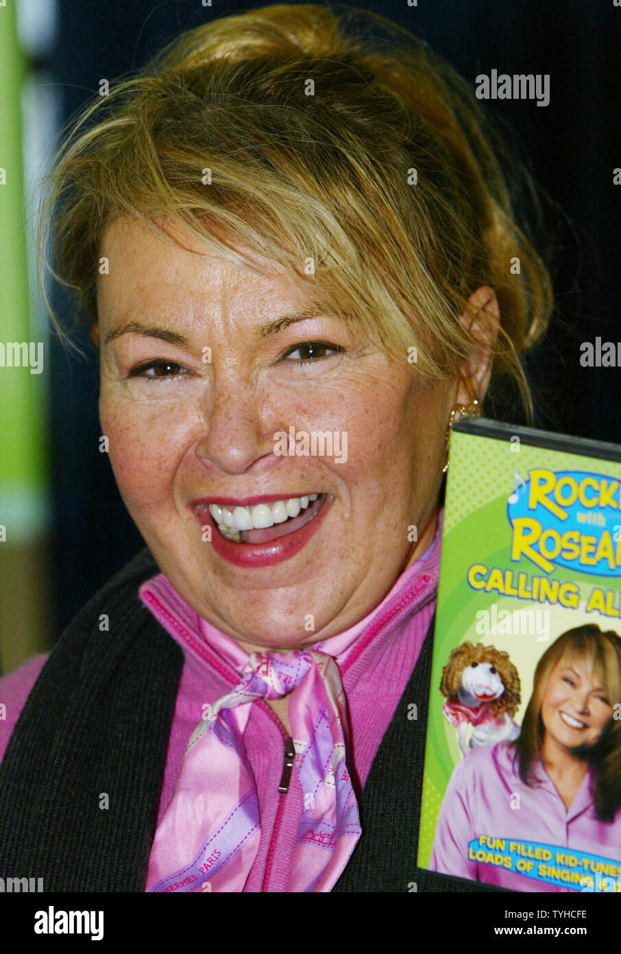 Attrice e il comico Roseanne Barr contiene fino al suo nuovo childrens' DVD come essa ospita un screening privato presso il North General Hospital il 6 febbraio 2006 nella città di New York. Il DVD musicali, intitolato 'Rockin' con Roseanne-Calling tutti i ragazzi", sarà rilasciato il prossimo 7 febbraio. (UPI foto/Monika Graff) Foto Stock