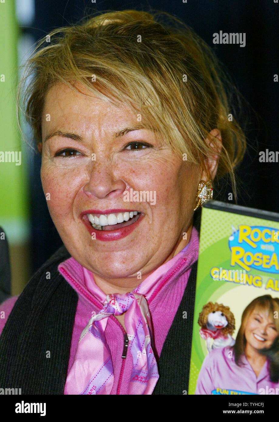 Attrice e il comico Roseanne Barr contiene fino al suo nuovo childrens' DVD come essa ospita un screening privato presso il North General Hospital il 6 febbraio 2006 nella città di New York. Il DVD musicali, intitolato 'Rockin' con Roseanne-Calling tutti i ragazzi", sarà rilasciato il prossimo 7 febbraio. (UPI foto/Monika Graff) Foto Stock