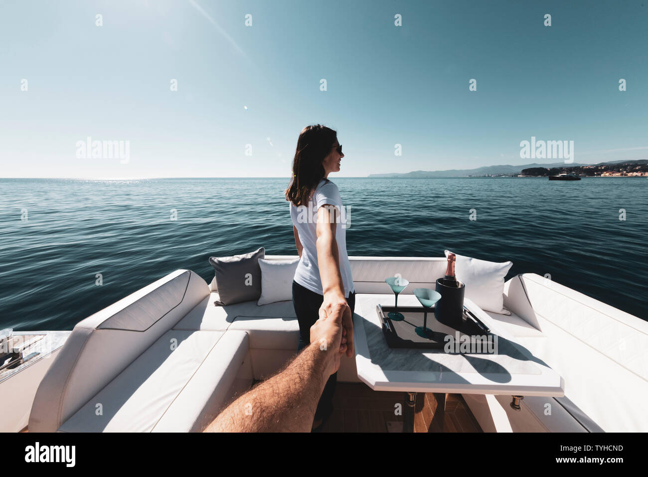 Donna Uomo tenendo la mano su yacht di lusso sul mare Foto Stock