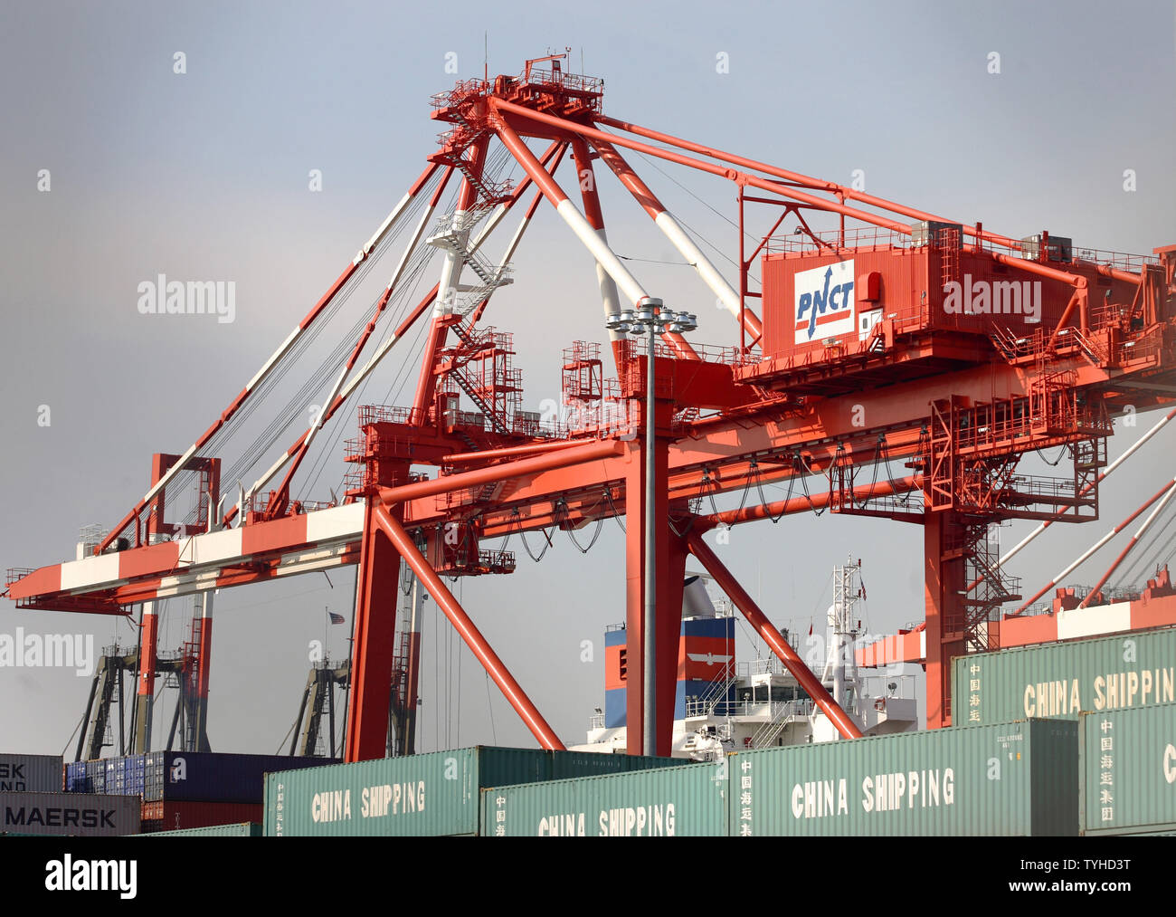 Sdegno è scoppiata nel corso della vendita di operazioni di spedizione in sei dei principali porti marittimi degli Stati Uniti tra cui quello mostrato qui (PNCT) Port Newark Container Terminal a Newark, New Jersey il 22 febbraio 2006. Le porte saranno venduti a uno stato-owned business in (UAB) Emirati Arabi Uniti. (UPI foto/John Angelillo) Foto Stock