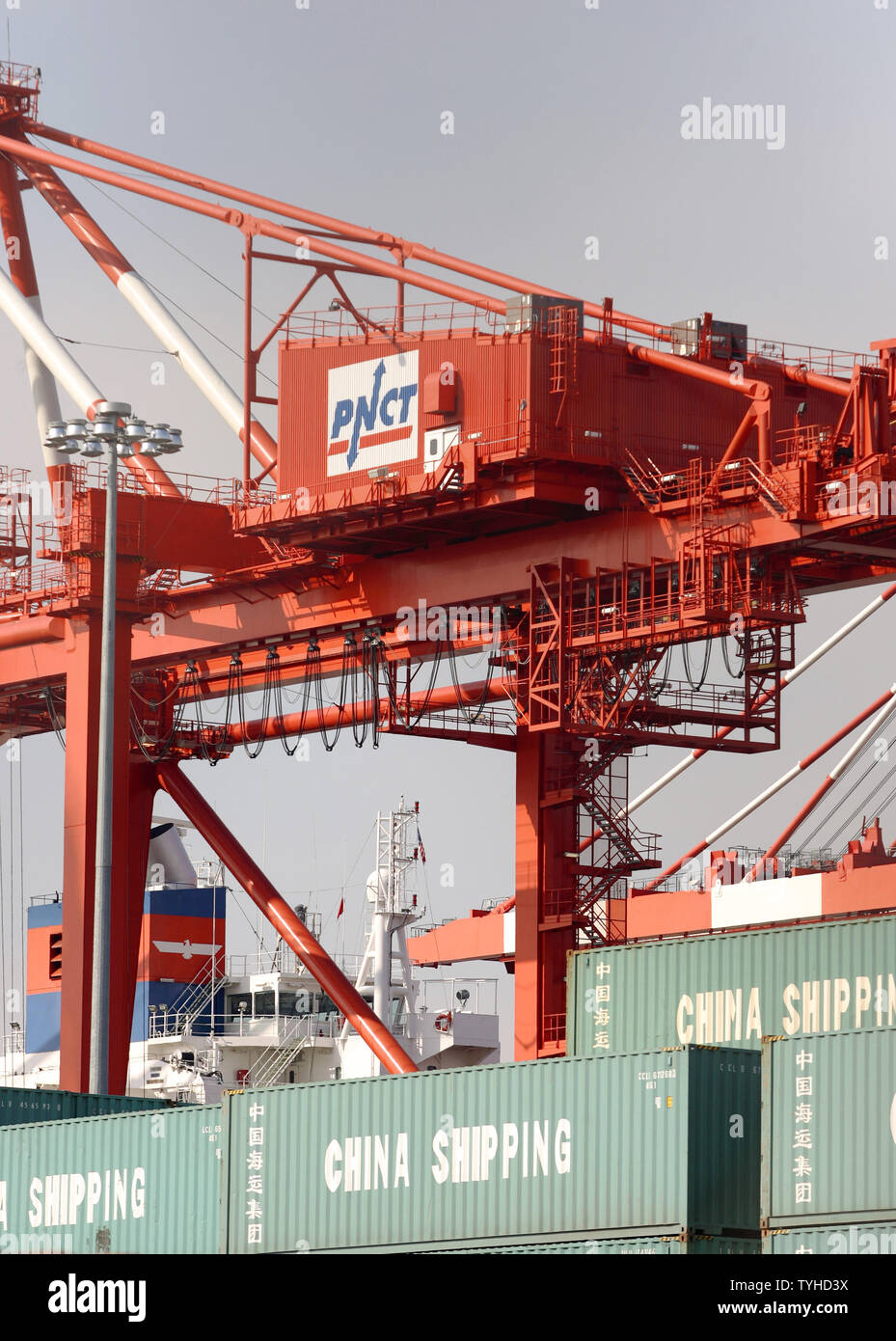 Sdegno è scoppiata nel corso della vendita di operazioni di spedizione in sei dei principali porti marittimi degli Stati Uniti tra cui quello mostrato qui (PNCT) Port Newark Container Terminal a Newark, New Jersey il 22 febbraio 2006. Le porte saranno venduti a uno stato-owned business in (UAB) Emirati Arabi Uniti. (UPI foto/John Angelillo) Foto Stock