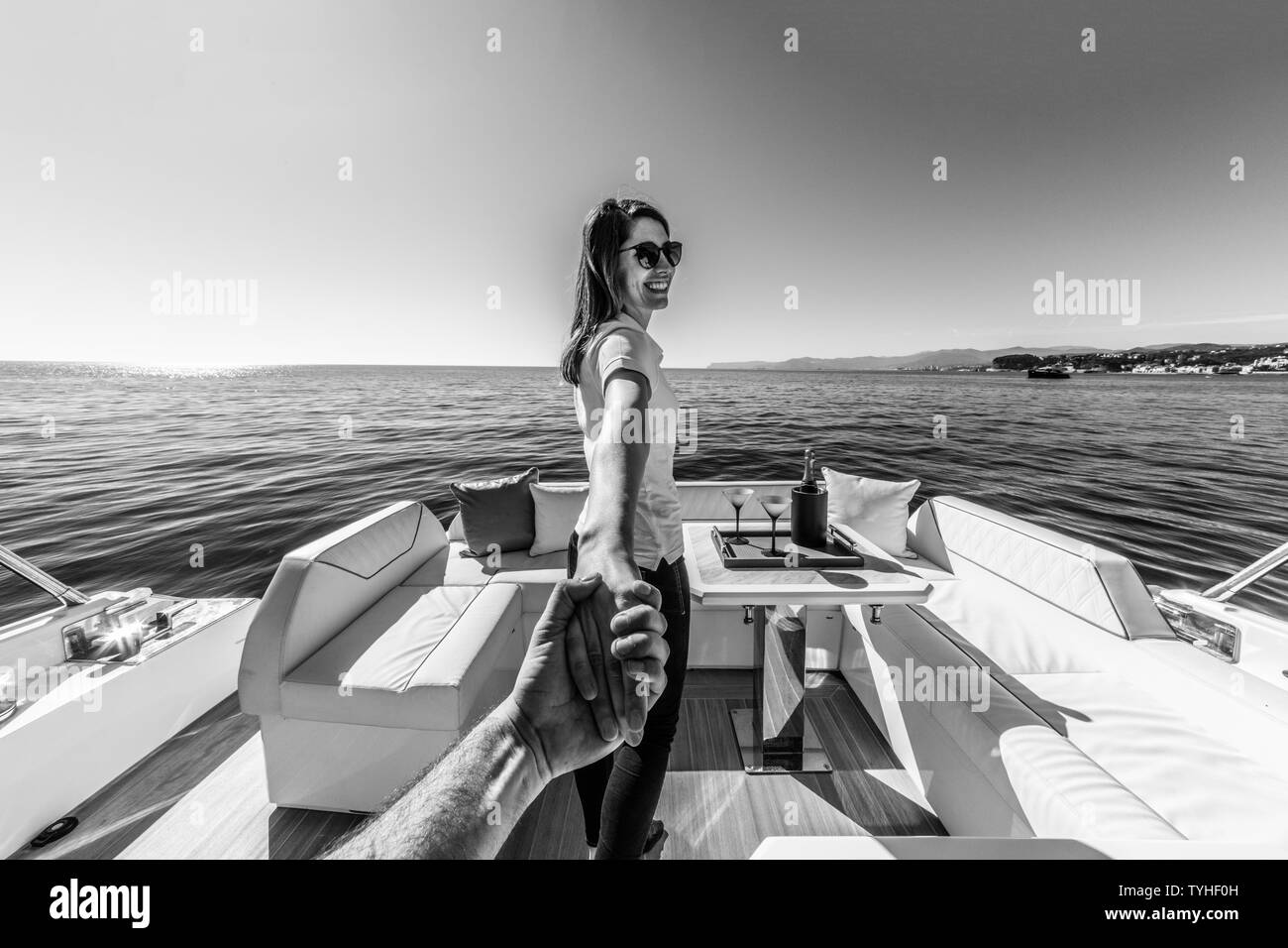 Donna Uomo tenendo la mano su yacht di lusso sul mare Foto Stock