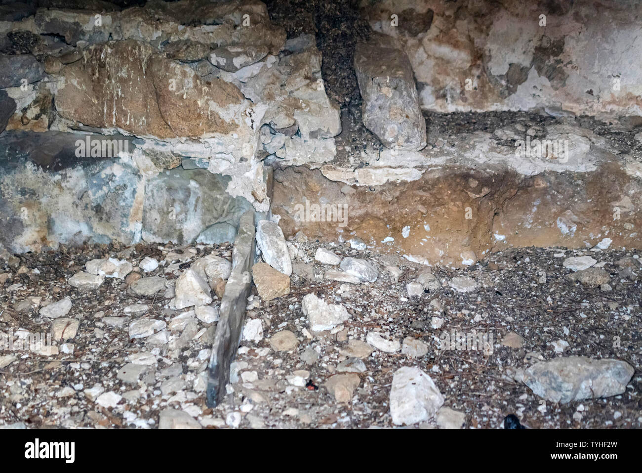 All'interno della medievale tombe in pietra in Kabardino-Balkaria, Russia Foto Stock