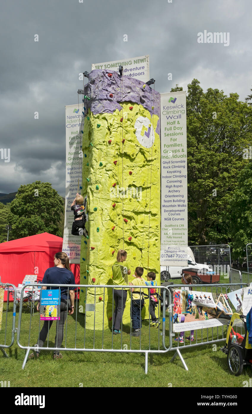 Parete di arrampicata a Keswick Festa della montagna Parco Nazionale del Distretto dei Laghi Cumbria Inghilterra England Regno Unito Regno Unito GB Gran Bretagna Foto Stock