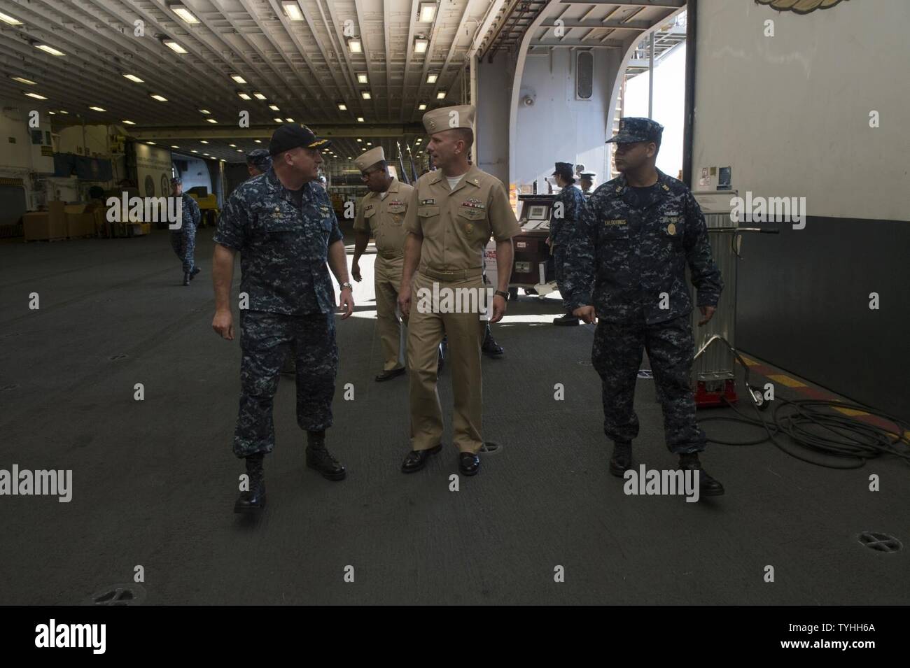 SAN DIEGO (nov. 10, 2016) Master Chief Sottufficiali della Marina (MCPON) Steven Giordano, centro, parla con il cap. Michael Ruth, comandante della Amphibious Assault nave USS Boxer (LHD 4), durante una visita ad affrontare l'equipaggio in tutte le mani chiamata. MCPON era in San Diego conducendo l'impegno della flotta e visitando i marinai dopo aver assunto l'incarico in settembre. Poiché assumendo ufficio, MCPON ha visitato i marinai in Norfolk, Key West, Baltimore, Millington e Hawaii. Foto Stock