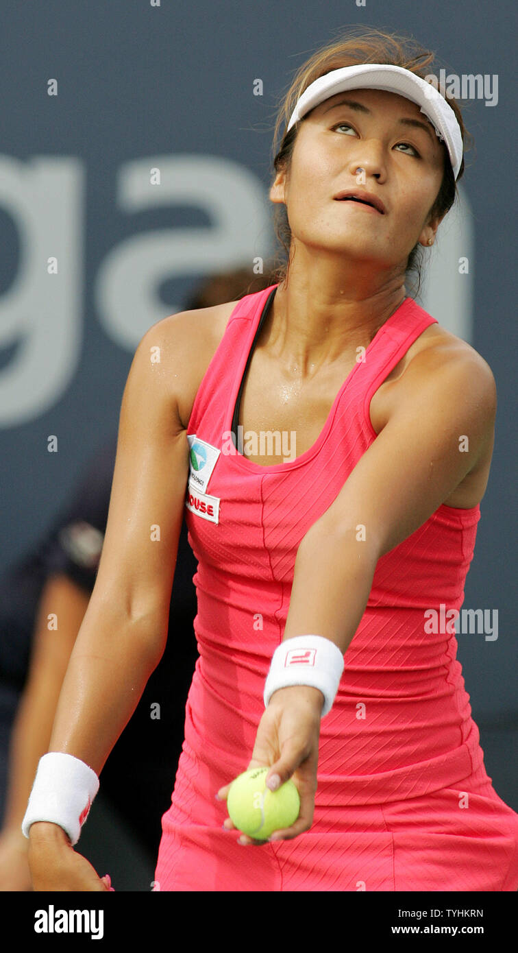 Akiko MORIGAMI: risultati nei del Giappone serve la sfera di Katarina Srebotnik della Slovaki durante il primo round azione a US Open svoltasi presso l'USTA National Tennis Center il 28 agosto 2006 a New York. (UPI foto/Monika Graff) Foto Stock