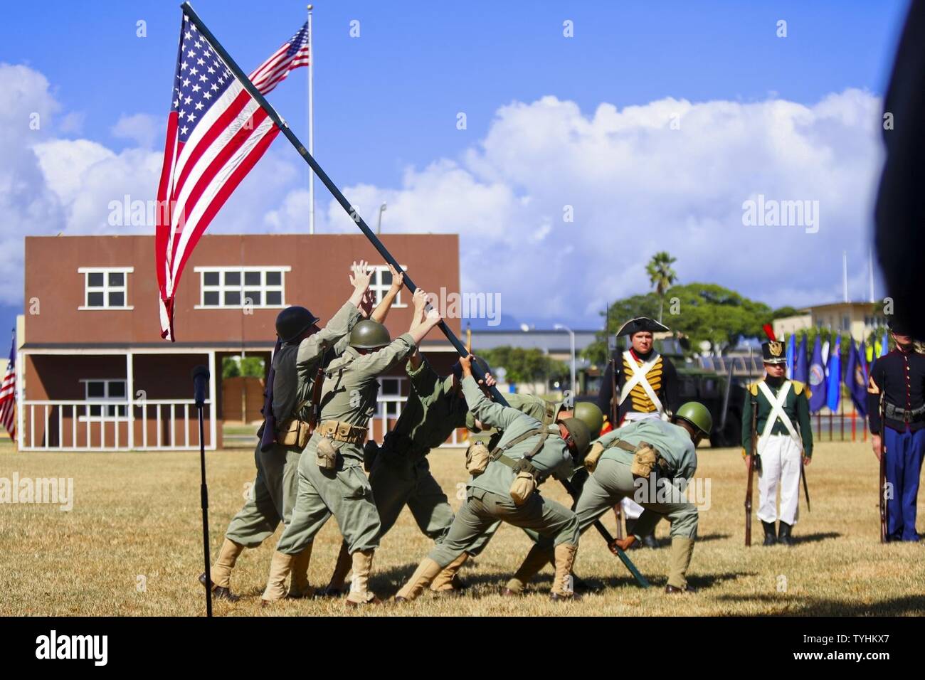 Stati Uniti Marines assegnati alla sede battaglione, Marine Corps base Hawaii (MCBH), reinterpreta il sollevamento della bandiera su Iwo Jima durante il compleanno annuale uniforme di parata a Dewey Square a bordo MCBH, nov. 9, 2016. Foto Stock