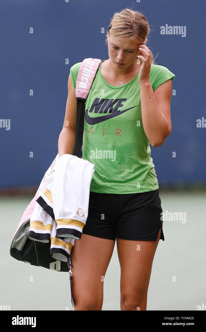 Maria Sharapova graffi la sua testa mentre camminate fuori della pratica giudici di Stati Uniti Aprire nel Queens, a New York il 30 agosto 2006. (UPI foto/John Angelillo) Foto Stock
