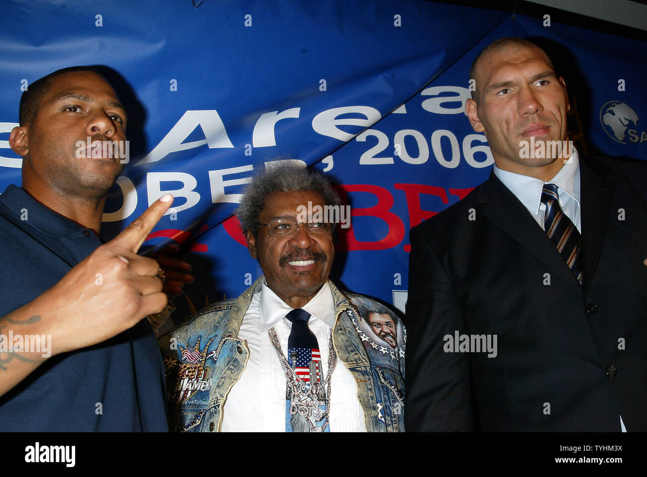 (Da sinistra a destra): Monte " Due Gunz' Barrett, Don King e Nikolai 'gigante russo Valuev" in occasione di una conferenza stampa per annunciare il loro prossimo incontro di boxe (tra Barrett e Valuev che si terrà a Chicago il 7 ottobre, 2006) presso il Firebird ristorante russo a New York il 30 agosto 2006. (UPI foto/Laura Cavanaugh) Foto Stock