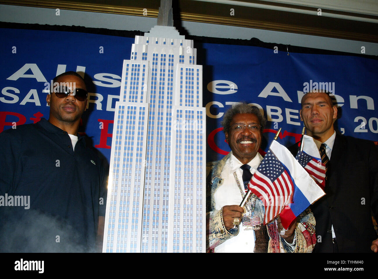 (Da sinistra a destra): Monte " Due Gunz' Barrett, Don King e Nikolai 'gigante russo Valuev" in occasione di una conferenza stampa per annunciare che il prossimo incontro di boxe (tra Barrett e Valuev che si terrà a Chicago il 7 ottobre, 2006) presso il Firebird ristorante russo a New York il 30 agosto 2006. (UPI foto/Laura Cavanaugh) Foto Stock