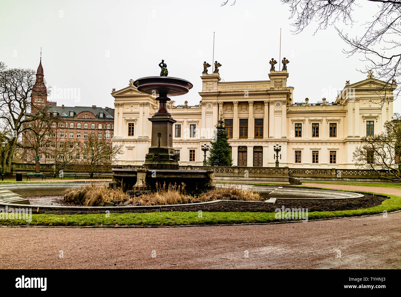 Il XIX secolo edificio principale dell'Università di Lund dai giardini di Piazza dell'universita'. Lund, Scania in Svezia. Gennaio 2019. Foto Stock