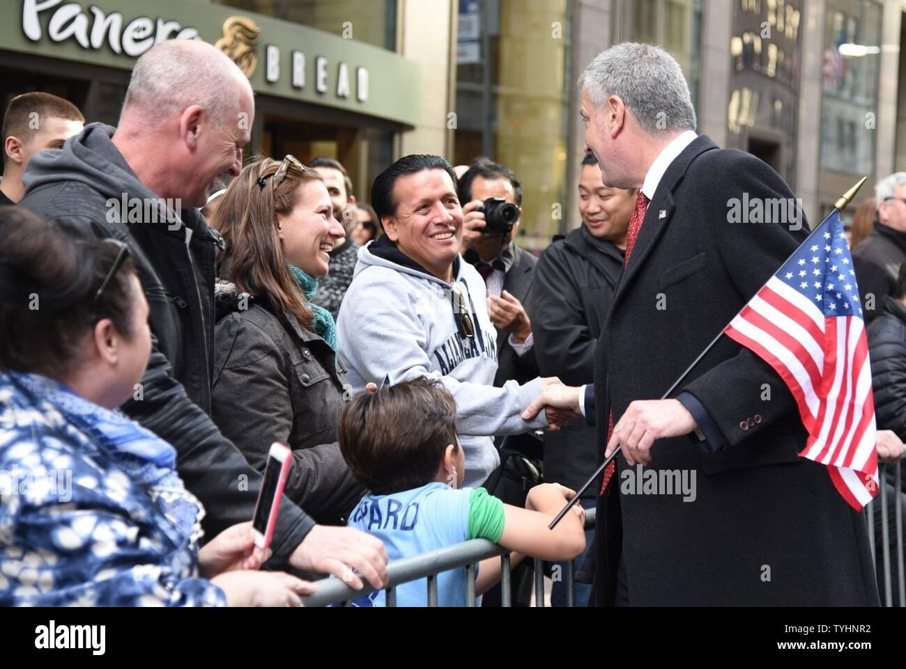 Quinta Flotta, sesta flotta, undicesimo MEU, 2016, Bahrein, BHR, CG 57, CG-57, combattere la fotocamera, COMCAM, ddg 80, DDG 92, distribuzione distruttore, DQ503, Elberg, ENDURANCE CANOTTIERE, EOD, Expeditionary, le attività della flotta Sasebo, ponte di volo, le operazioni di volo, quarti di volo, Grecia, Homecoming, Homeport, HSC 21, Giappone, JEB Little Creek, JS Hyuga 181, appassionato di spada 2017, Kitsap County, LHD 6, LHD6, Biblioteca, LPD 17, MAKIN ISLAND, Marine Corps reclutare Depot, Marine Corps reclutare deposito a San Diego, Momsen, NASWI, Naval Air Station Whidbey Island, Base Navale Kitsap, marina, navy kids, NECC, PTM, norfolk, NSE, pacifico, FOTO E Foto Stock