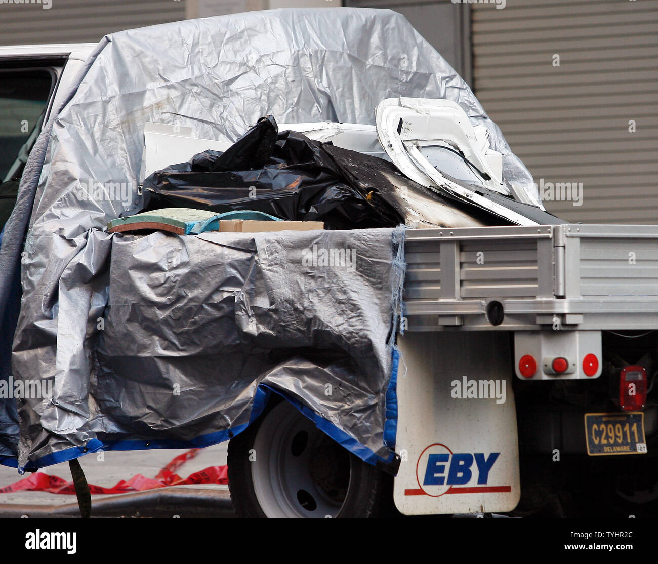 Un carrello che trasporta relitto dal piano dei New York Yankees pitcher Corey Lidle su East 72 Street a New York, NY, il 12 ottobre 2006. Corey Lidle morì in un incidente aereo all'età di 34. (UPI foto/John Angelillo) Foto Stock