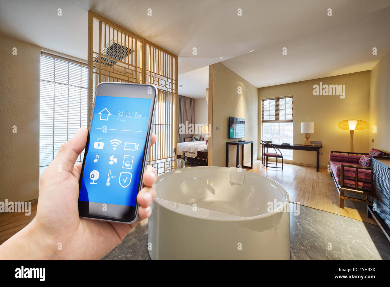 Smart phone con casa intelligente e moderno bagno in hotel Foto Stock