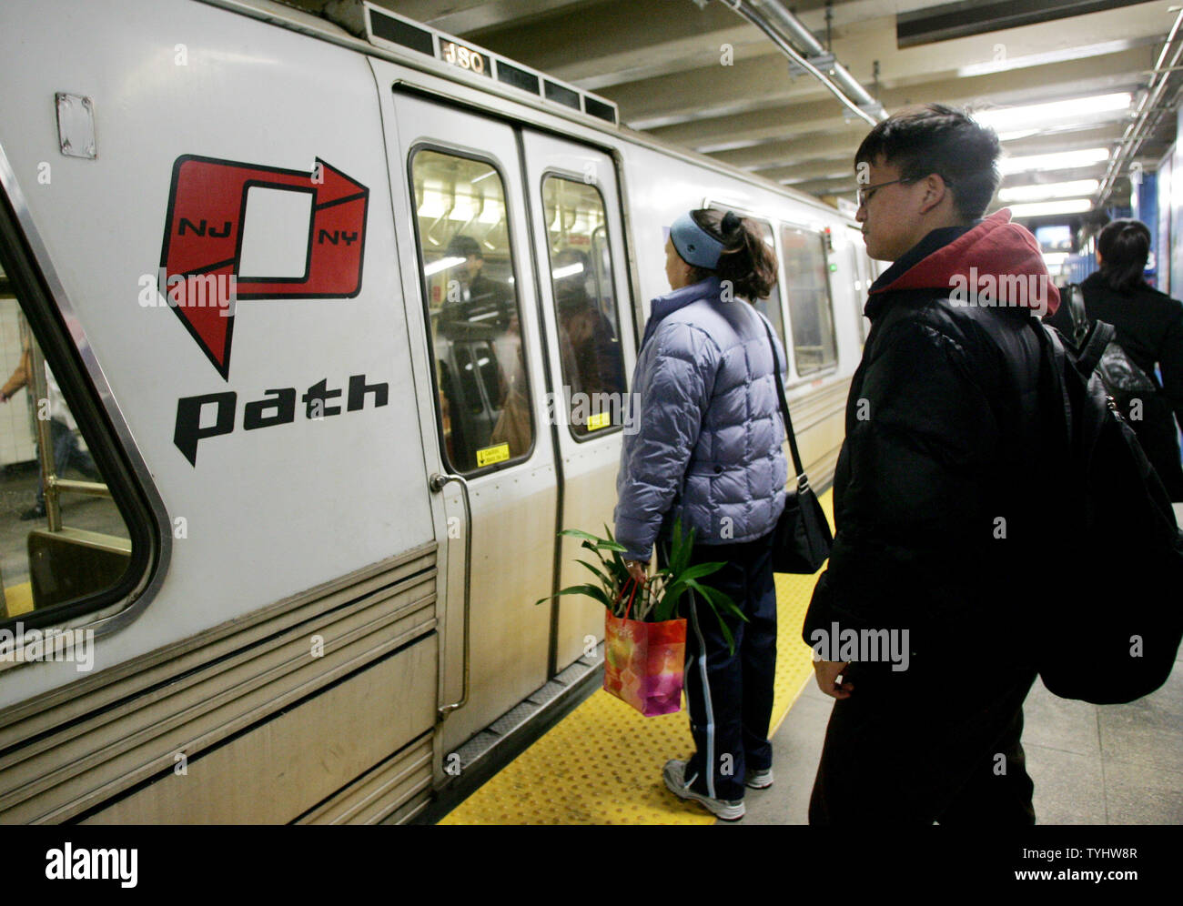 Pendolari attendere a bordo di un Jersey City, NJ legato il percorso treno come un nuovo rapporto suggerisce che questo sistema di metropolitana di gallerie che corrono sotto il fiume Hudson, sono più vulnerabili alle alluvioni di un piccolo attentato alla bomba di quanto pensato in precedenza sul dicembre 22, 2006 in New York City. (UPI foto/Monika Graff) Foto Stock