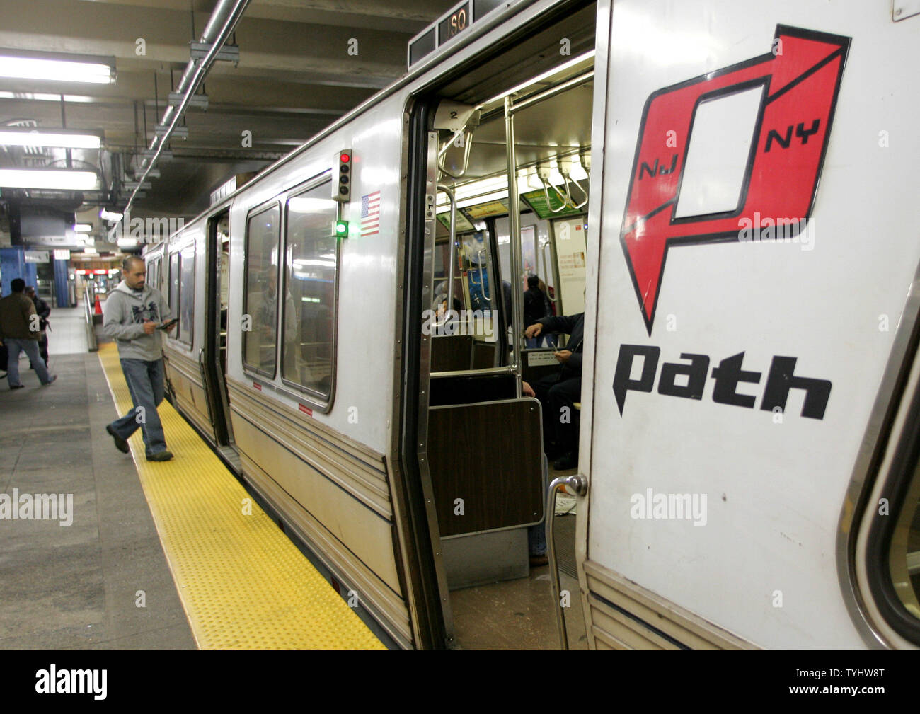 Un treno PATH attende alla trentatreesima Street station come un nuovo rapporto suggerisce che questo sistema di metropolitana di gallerie che corrono sotto il fiume Hudson, sono più vulnerabili alle alluvioni di un piccolo attentato alla bomba di quanto pensato in precedenza sul dicembre 22, 2006 in New York City. (UPI foto/Monika Graff) Foto Stock