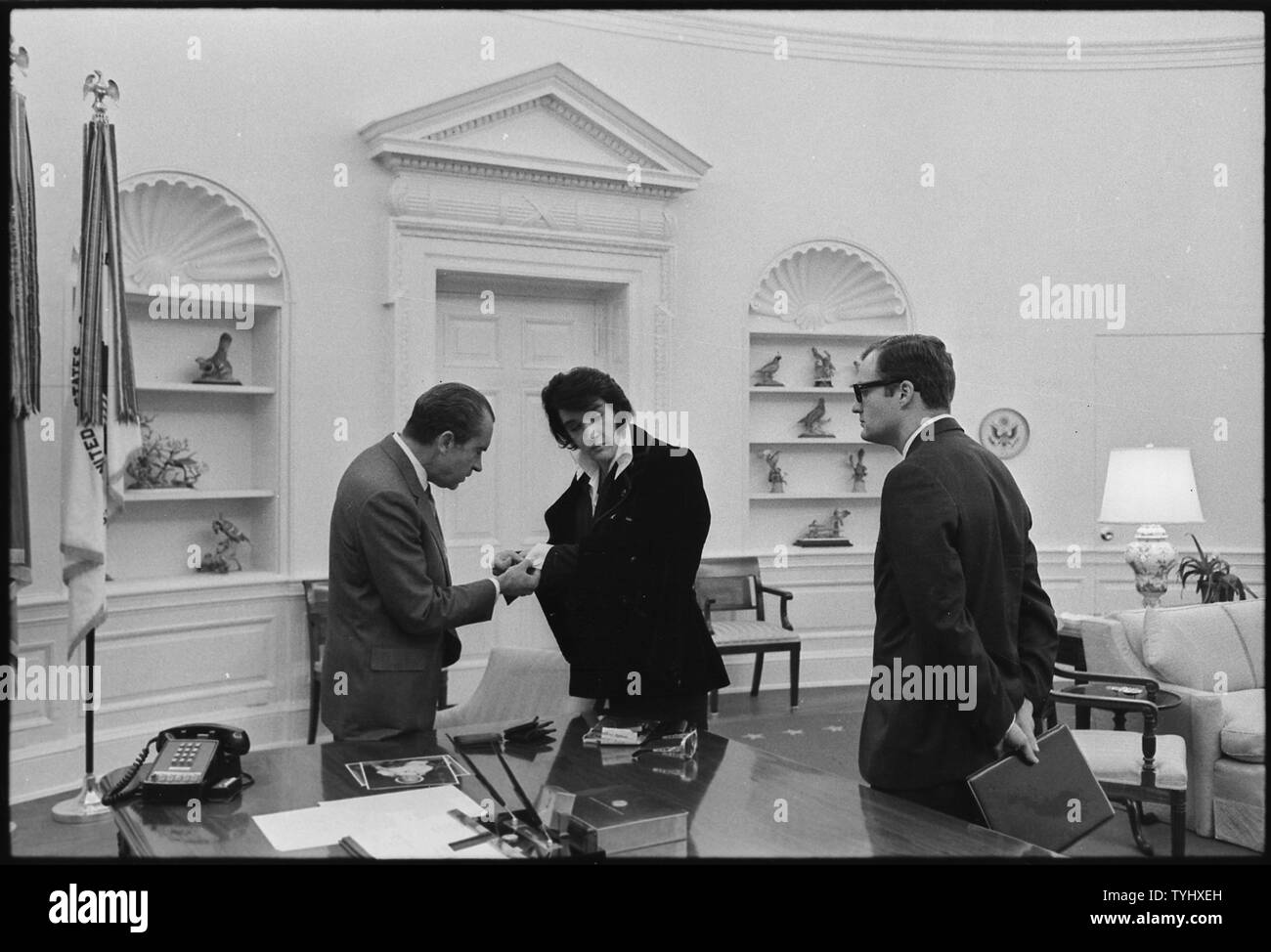 Richard M. Nixon incontro con Elvis Presley, campo di applicazione e il contenuto: Nella foto: Richard M. Nixon, Aaron Elvis Presley, Egil Krogh. Oggetto: Animatori. Foto Stock