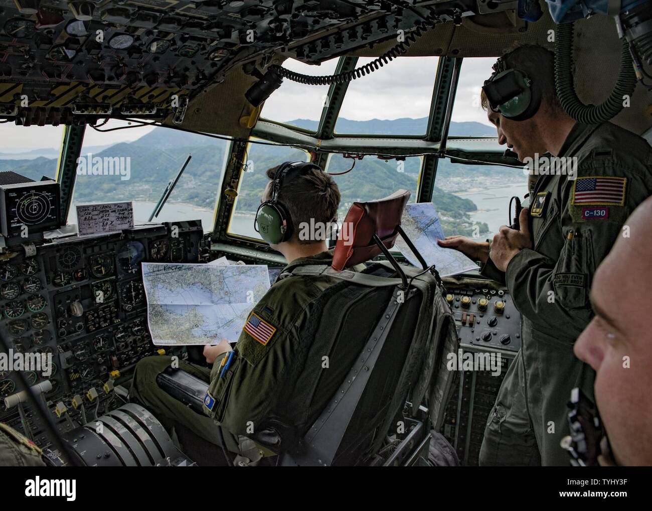 Xxxvi Airlift Squadron C-130H navigatori confermare tracciato percorso di volo durante l'appassionato di spada 2017 su nov. 10, 2016, sopra la prefettura di Shikoku, Giappone. Circa 11.000 NEGLI STATI UNITI i membri del servizio nel Indo-Asia-regione del Pacifico sono pianificati per partecipare in vivo spada 2017. Foto Stock