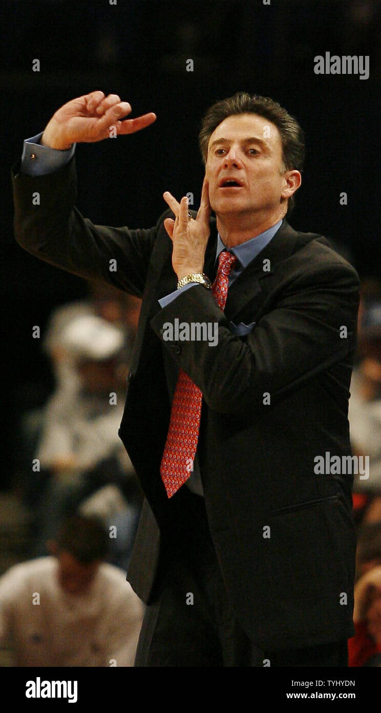 Louisville Cardinali coach Rick Pitino chiama svolge durante il primo semestre a Madison Square Garden a New York City il 9 marzo 2007. Il Louisville Cardinali prendere a Pittsburgh Panthers in semifinale azione al Grande Oriente campionati di pallacanestro. (UPI foto/John Angelillo) Foto Stock