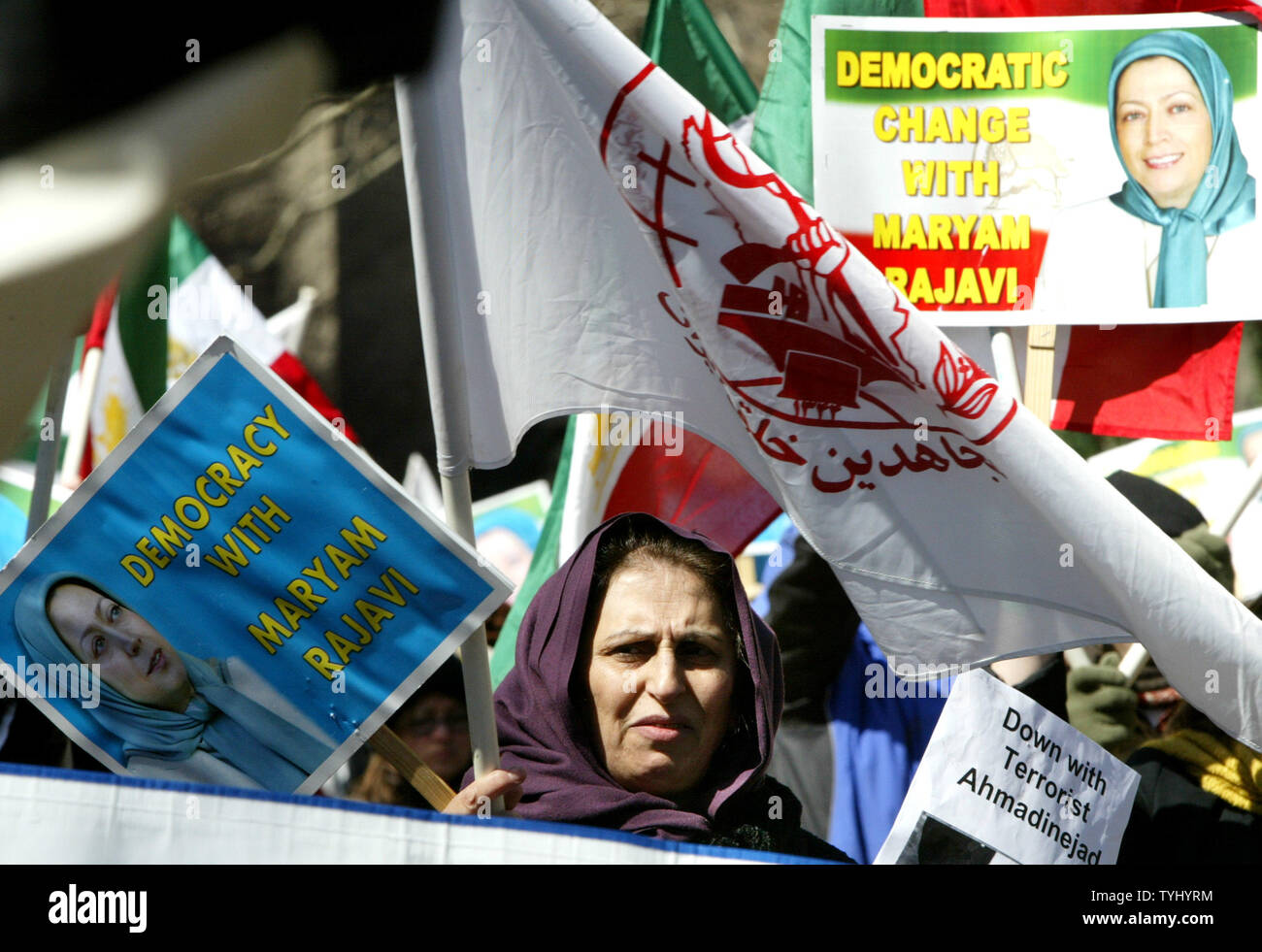 Robab Baraie di Washington, DC, detiene una foto di Maryam Rajavi, presidente del consiglio nazionale della resistenza iraniana, e la bandiera del popolo della organizzazione Mojahedin dell'Iran come lei prende parte a una manifestazione contro il presidente dell'Iran Mahmoud Ahmadinejad durante una manifestazione svoltasi nei pressi delle Nazioni Unite il 21 marzo 2007 a New York City. I manifestanti, che si oppongono al nucleare dell'Iran e sui diritti umani delle politiche, chiedono alle Nazioni Unite di imporre sanzioni contro Teheran. (UPI foto/Monika Graff) Foto Stock