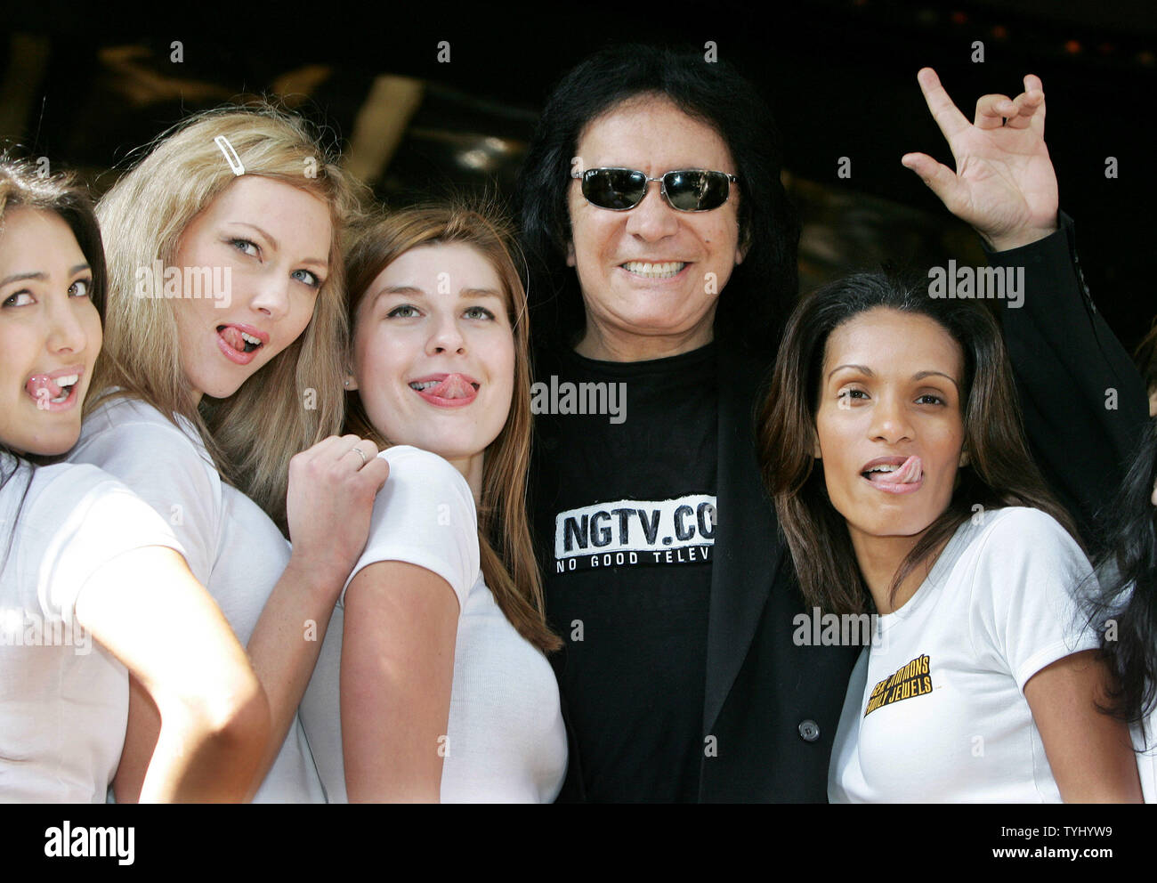 Gene Simmons, ex membro della rock band Kiss e TV reality show host, è  unita da modelli come egli promuove il suo spettacolo in Time Square su  Marzo 22, 2007 a New