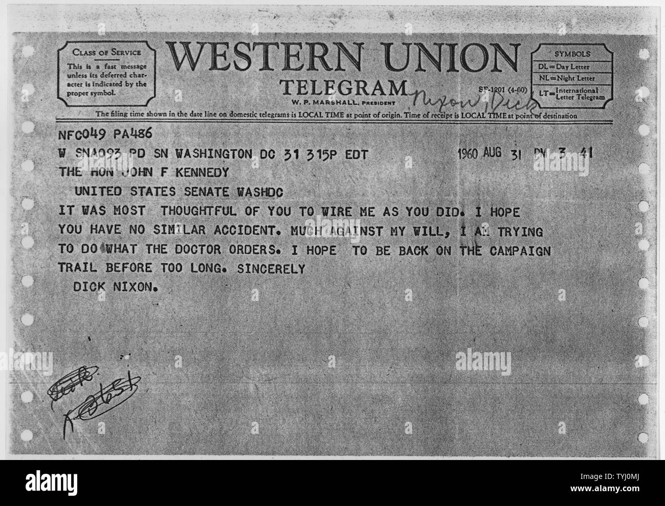 Richard Nixon telegramma a John F. Kennedy Agosto 31, 1960; l'ambito e il contenuto: Vice presidente Richard Nixon la risposta al messaggio dal Senatore John F. Kennedy. Nixon era stato ferito e Kennedy ha dichiarato che non vorrebbe iniziare la sua campagna fino a quando Nixon aveva recuperato. Foto Stock