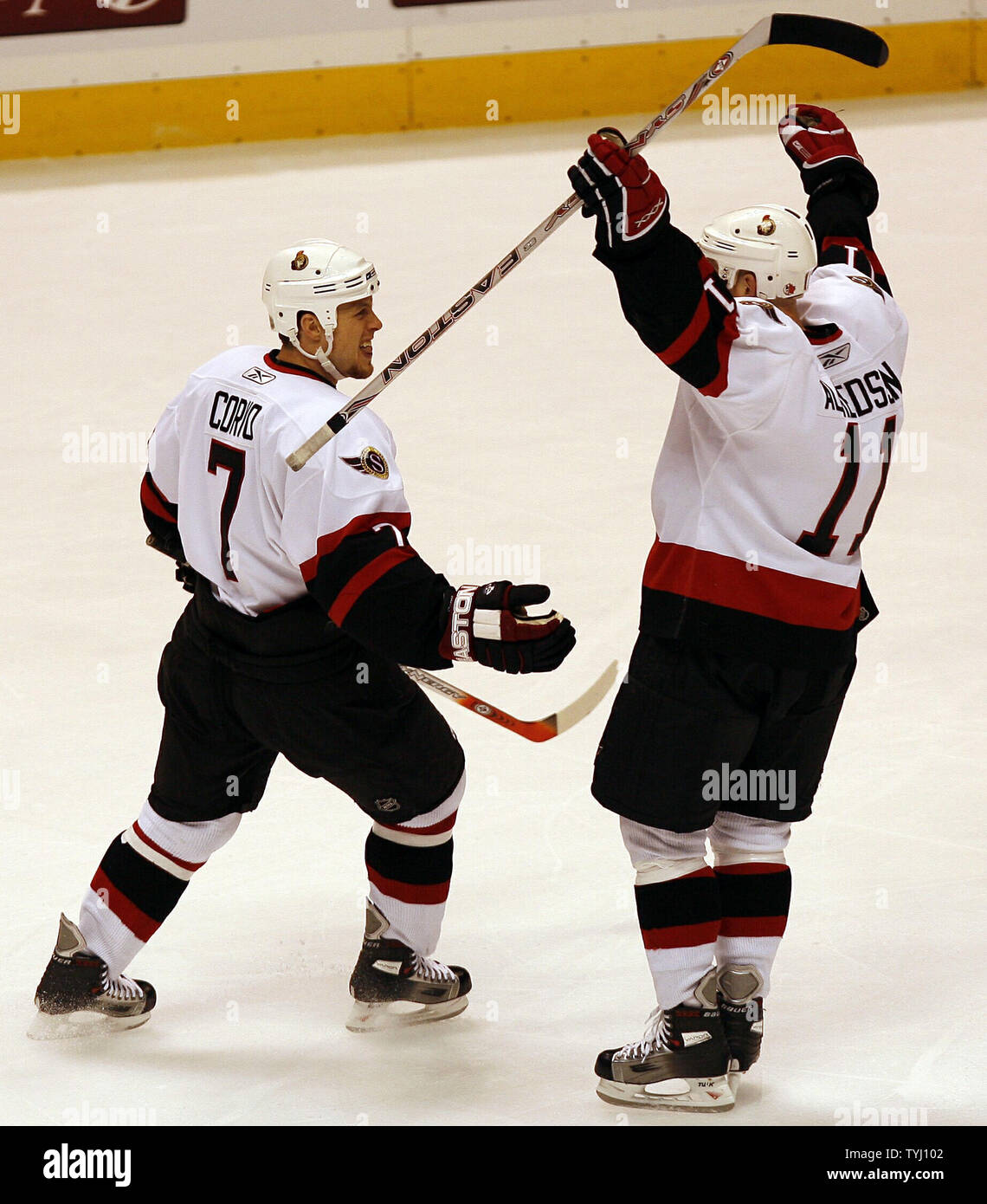 Senatori di Ottawa Joe Corvo (7) festeggia con il compagno di squadra Daniel Alfredsson dopo Corvo segna un gol contro il New Jersey Devils nel primo periodo alla Continental Airlines Arena di East Rutherford, New Jersey il 26 aprile 2007. I Senatori di Ottawa visita il New Jersey Devils in gioco uno di Eastern Conference semifinali. (UPI foto/John Angelillo) Foto Stock