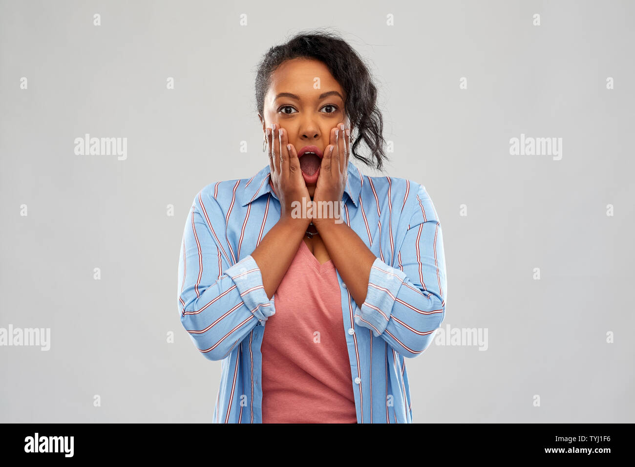 Scioccato americano africano donna con la bocca aperta Foto Stock