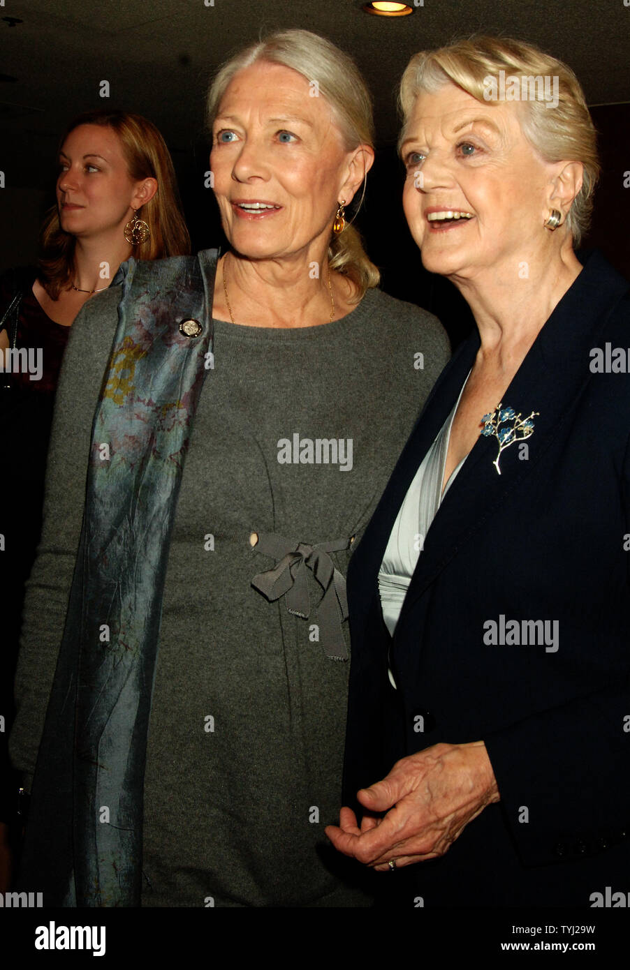 Attrice Vanessa Redgrave (L) di "l'anno del pensiero magico)' e Angela Lansbury, del 'Deuce", che sono nominati per la migliore prestazione da un attrice protagonista in un gioco, chat al 2007 Tony Award nominee ricezione in New York il 16 maggio 2007. (UPI foto/Ezio Petersen) Foto Stock