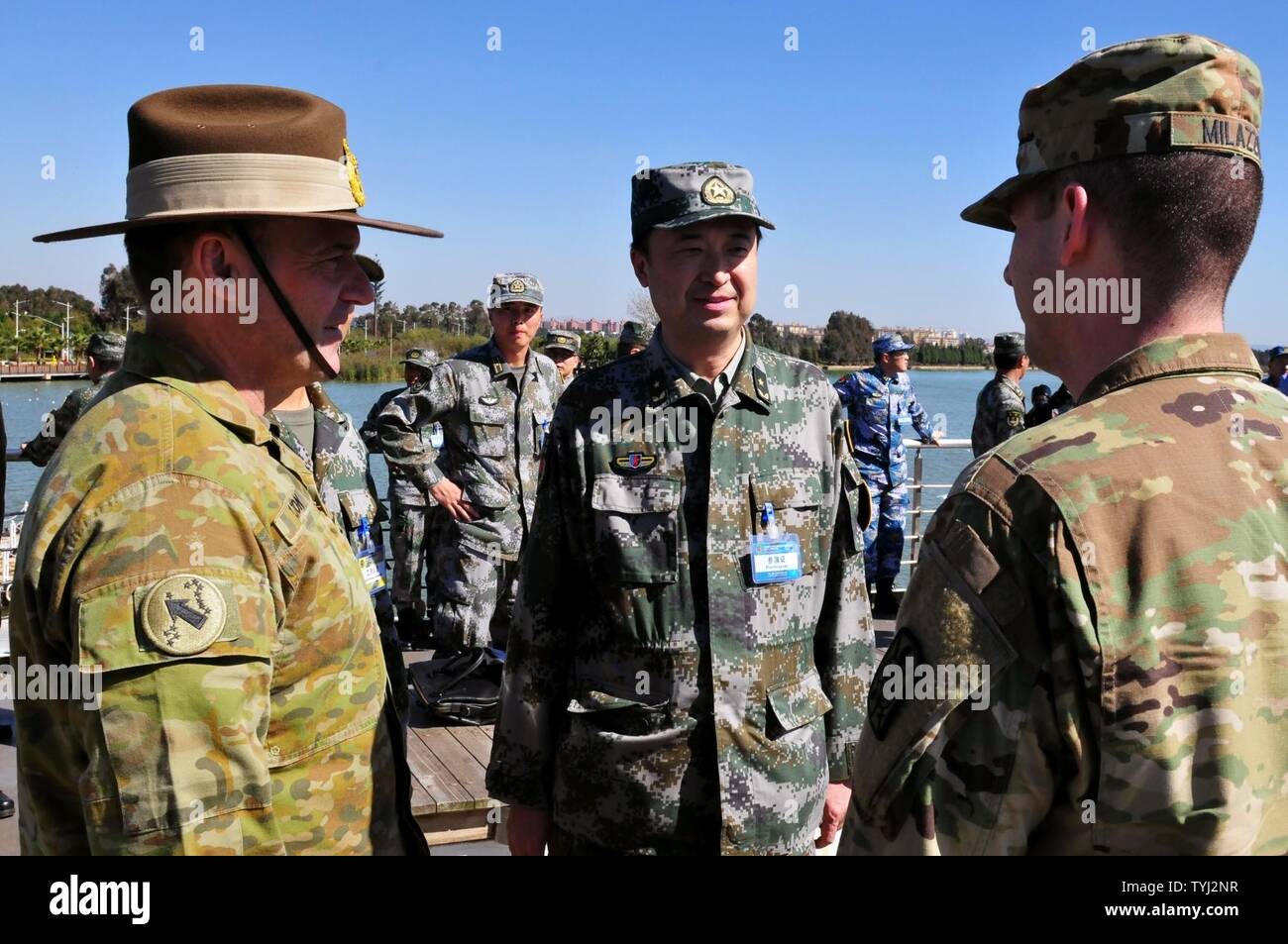 Come parte della Cina e Stati Uniti per la gestione dei disastri Exchange, il Mag. Gen. Gregorio Bilton, il vice comandante generale per gli Stati Uniti Pacifico esercito, ha visitato il Lago Dianchi 14 Novembre in Kunming, in Cina. Bilton la visita ha consentito ai membri del popolo dell Esercito di liberazione del popolo della Repubblica di Cina la possibilità di visualizzare i costumi e le tradizioni della loro cultura durante gli Stati Uniti-Cina DME. L annuale esercito degli Stati Uniti del Pacifico (USARPAC) la cooperazione in materia di sicurezza evento con l'Esercito di Liberazione del Popolo (PLA) è un opportunità per condividere l'assistenza umanitaria/Disaster Relief lezioni apprese dal mondo reale ev Foto Stock