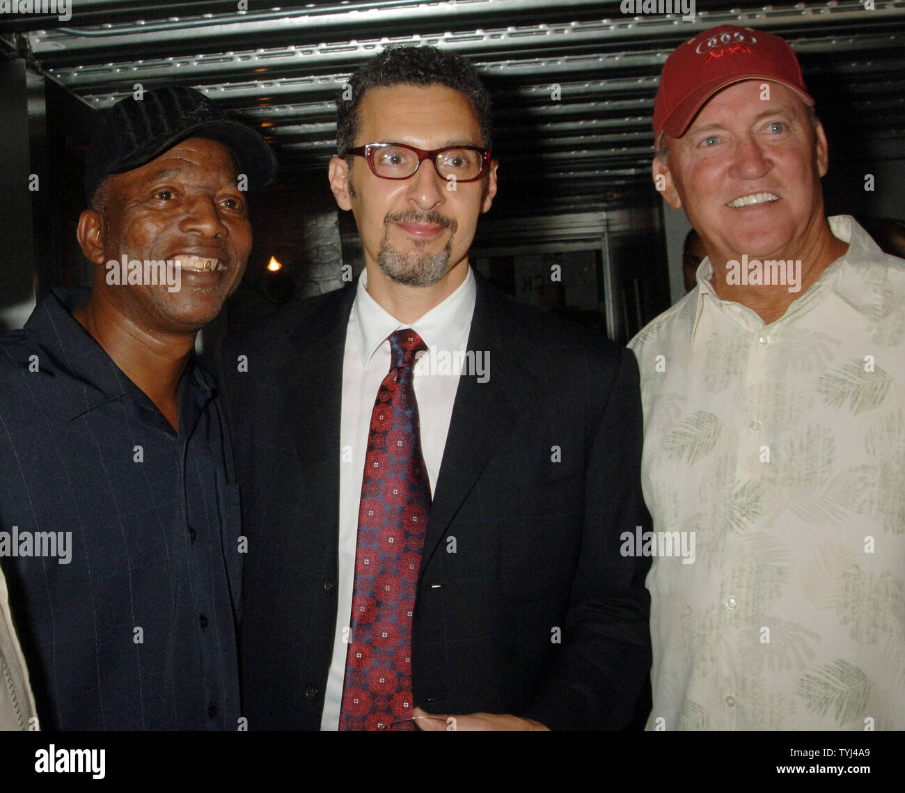 Attore John Turturro (C) che interpreta il ruolo di Billy Martin nel film pone con passato giocatori Yankee Mickey fiumi e Graig ortiche (R) al New York premiere per la ESPN mini serie 'Bronx sta bruciando" il 5 luglio 2007. (UPI foto/Ezio Petersen) Foto Stock
