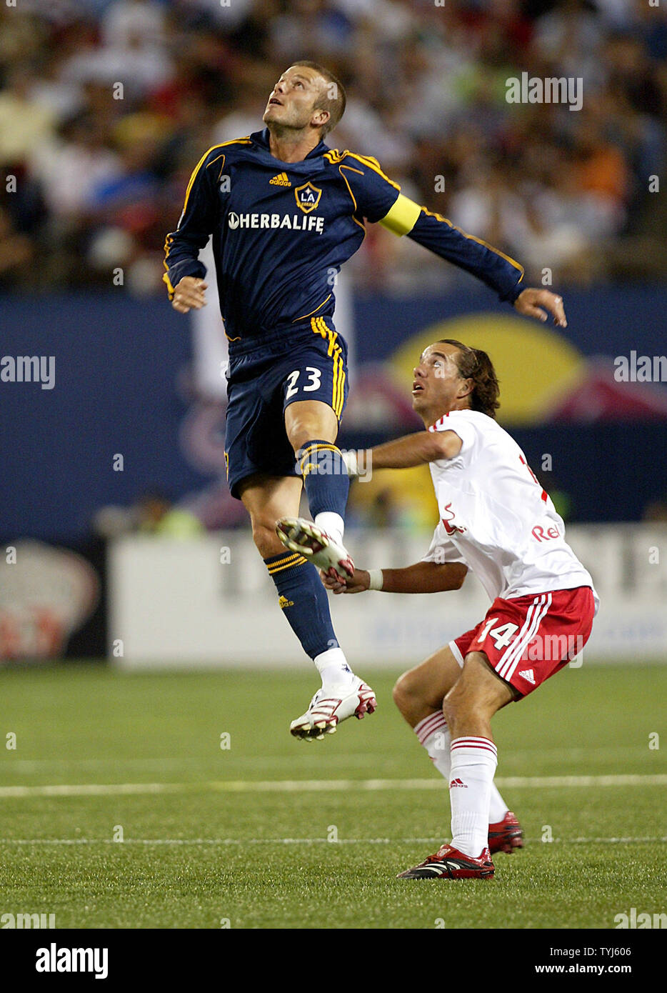 New York Red Bull è Joe Vide tenta di portare il Los Angeles Galaxy di David Beckham che ritorna verso la terra durante la prima metà della partita contro i New York Red Bulls al Giants Stadium di New Jersey il 18 agosto 2007. (UPI foto/Laura Cavanaugh) Foto Stock