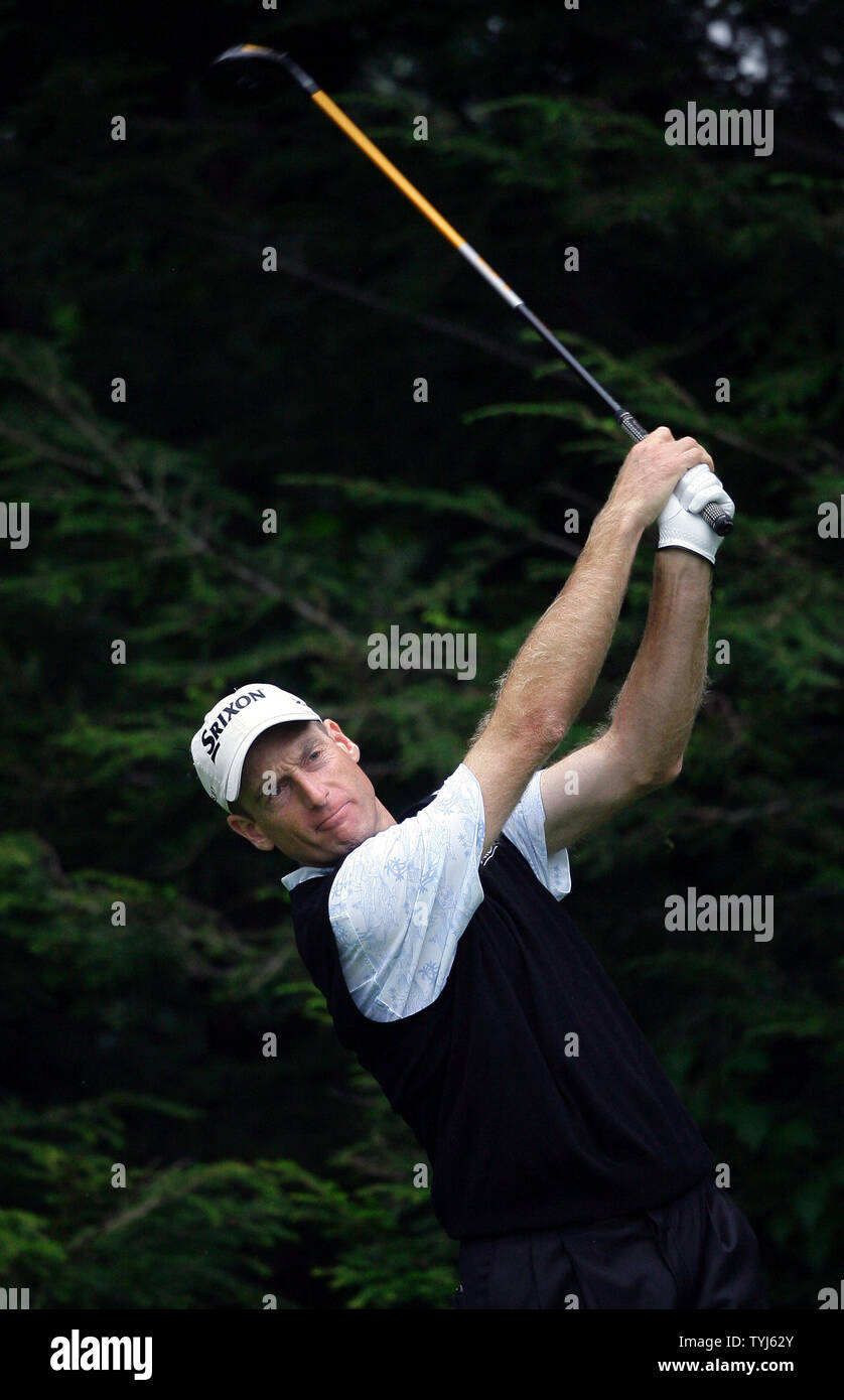 Jim Furyk colpisce il suo tee-shot sul tredicesimo foro durante il primo round della Barclays at Westchester Country Club in Harrison, New York il 23 agosto 2007. (UPI foto/John Angelillo) Foto Stock