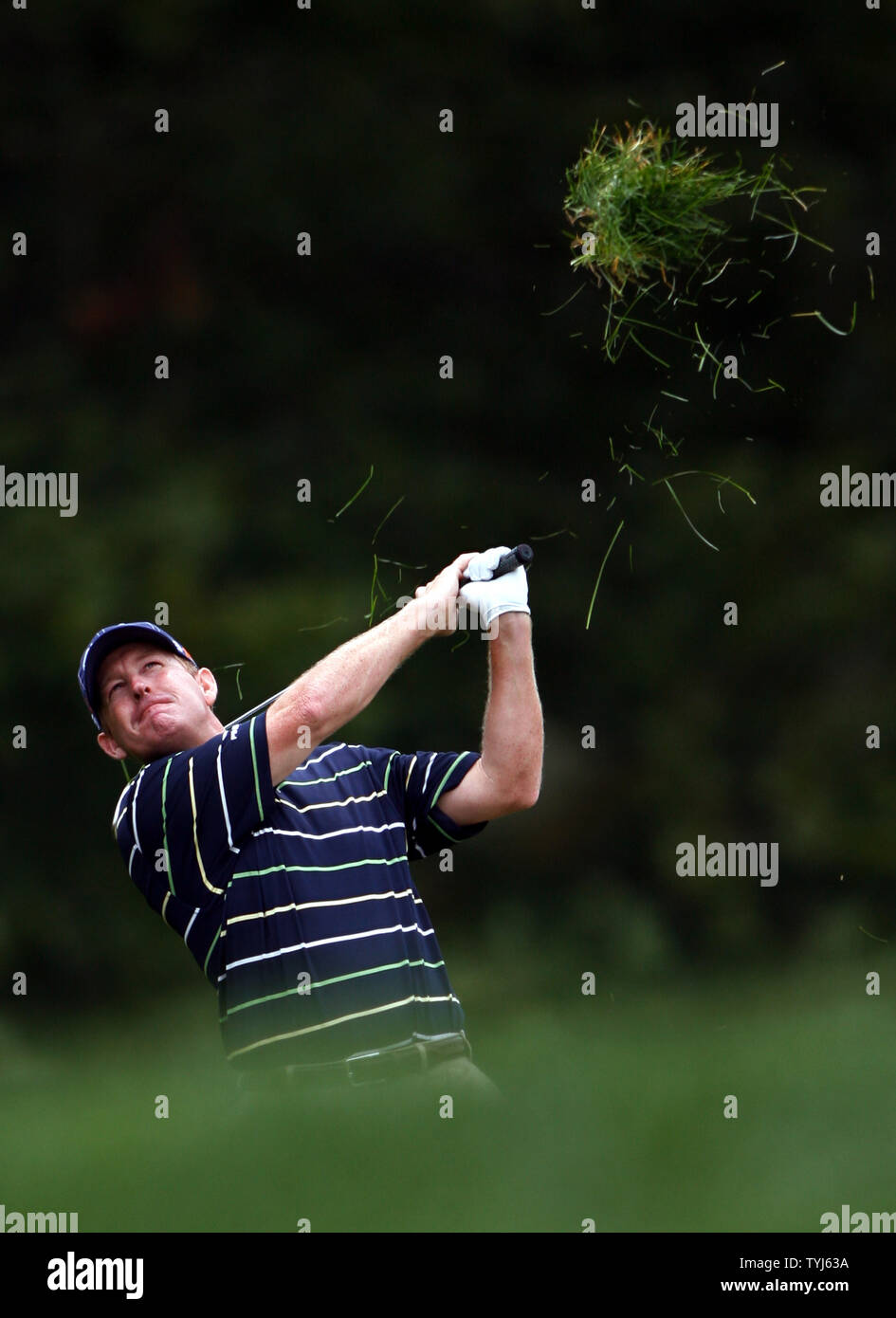 Jeff Maggert hits fuori la ruvida sul nono foro durante il primo round della Barclays at Westchester Country Club in Harrison, New York il 23 agosto 2007. (UPI foto/John Angelillo) Foto Stock