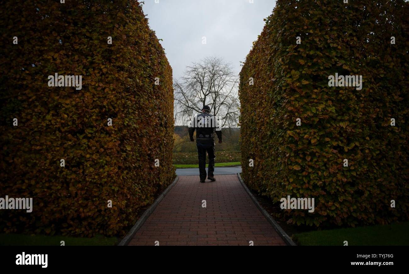 Un membro di Ramstein militari di moto club da Kaiserslautern Comunità Militare passeggiate attraverso l'ingresso della Lorena Cimitero Americano nov. 11, 2016 a San Avold, Francia. Veterano del giorno è osservata annualmente in novembre 11 e commemora i veterani militari che attualmente servono o che hanno servito la U.S. forze armate, compresi coloro che hanno dato il sacrificio estremo. Secondo la e Veterans Administration, dato che la prima guerra mondiale, circa 624,000 servicemembers negli Stati Uniti sono stati uccisi in azione combattendo in guerre e conflitti. Il Lorraine Cimitero Americano contiene la regione sepolta Foto Stock